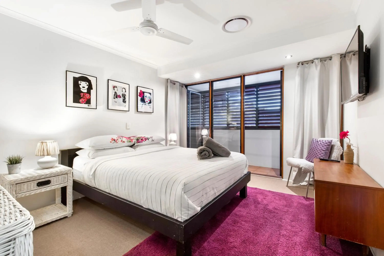 Cool Noosa Home. Central location. A/C. Gym. WIFI. Netflix