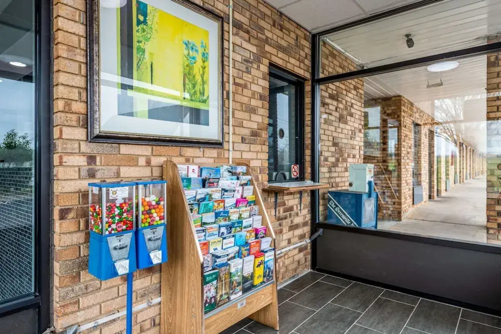 Econo Lodge Inn & Suites