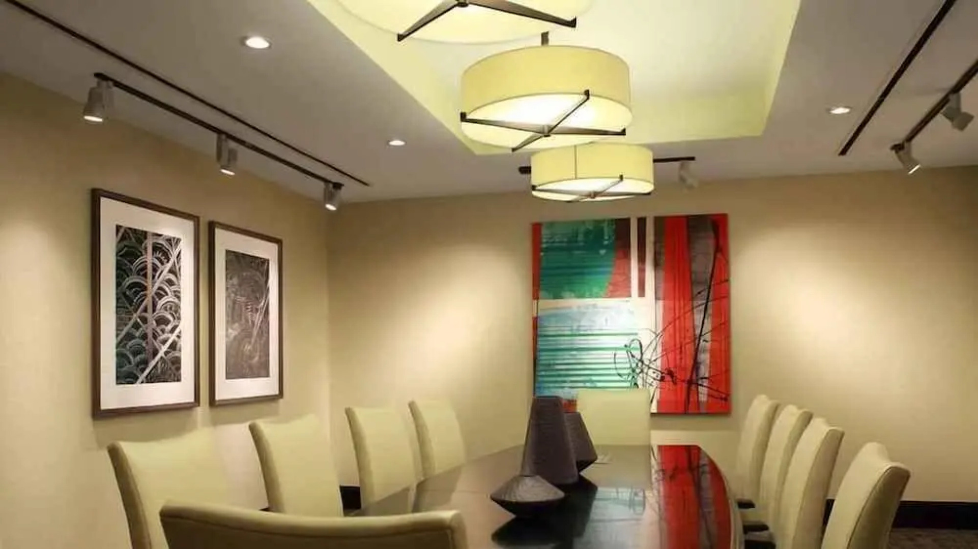 1919 Clarendon by Executive Apartments