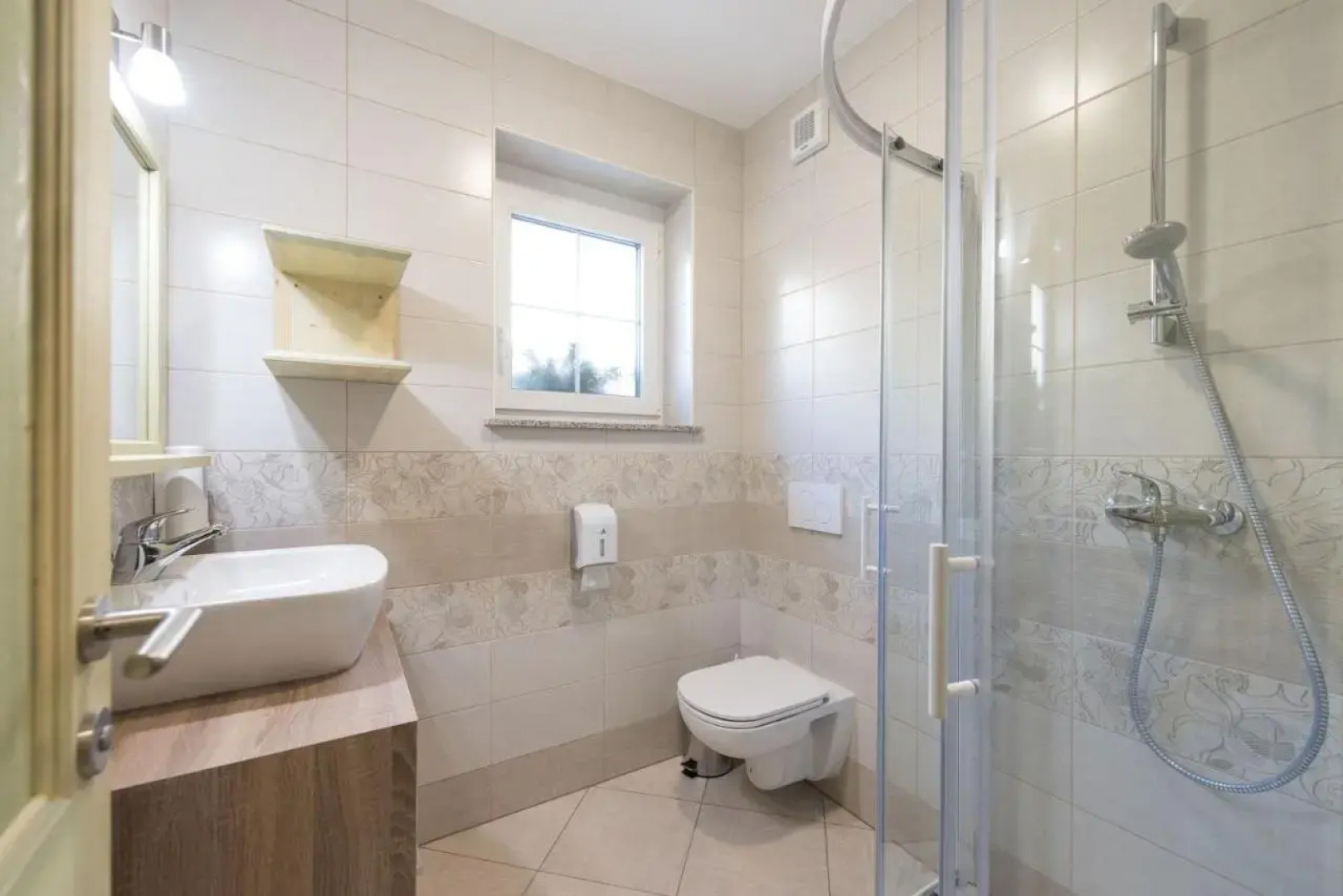 Apartments and rooms Tolc