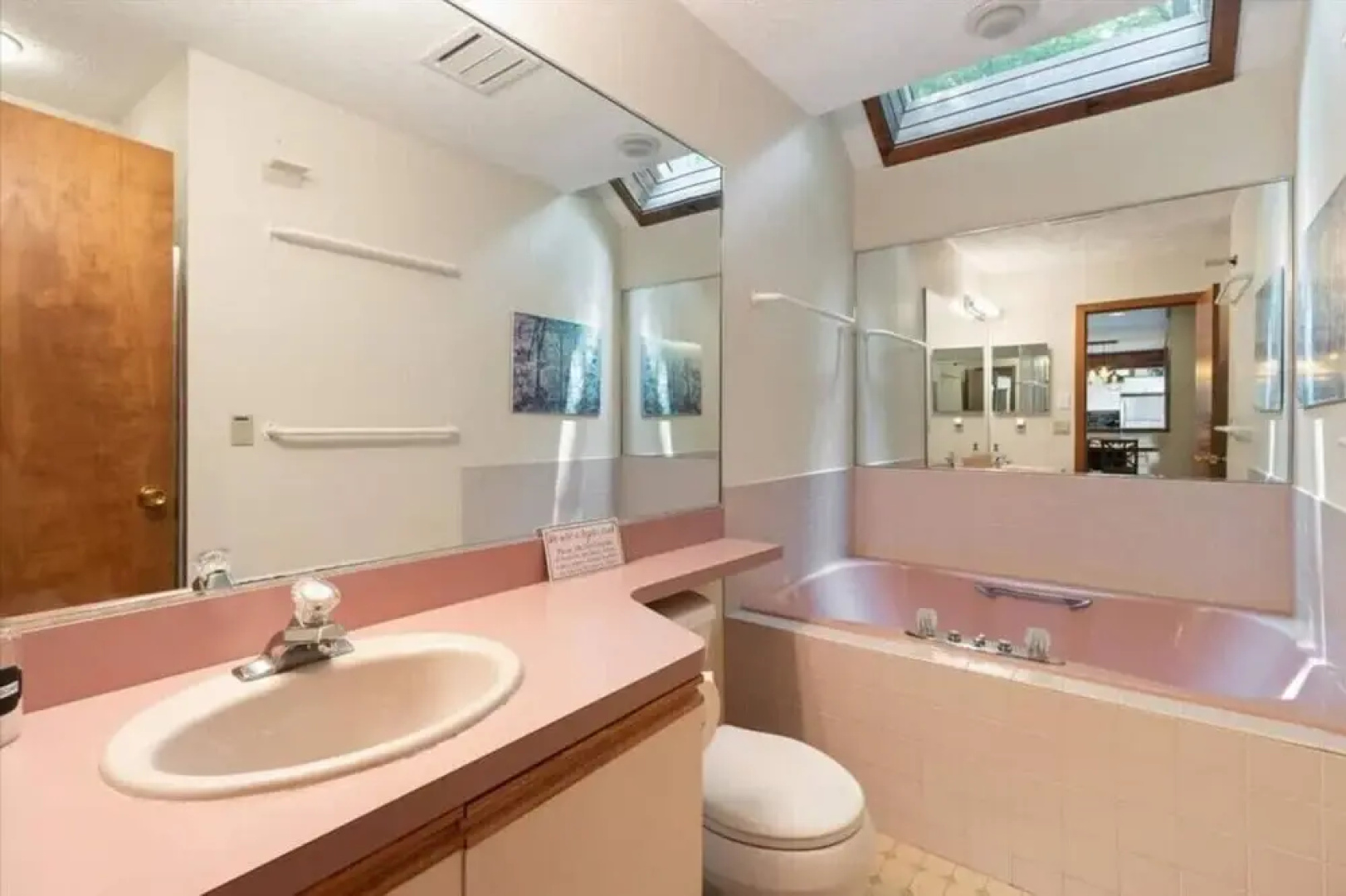 Pocono Chalet Jacuzzi Bathtub 4 BDRMS