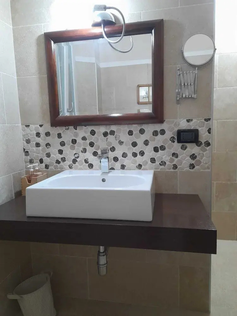 Dueterre Room & Host