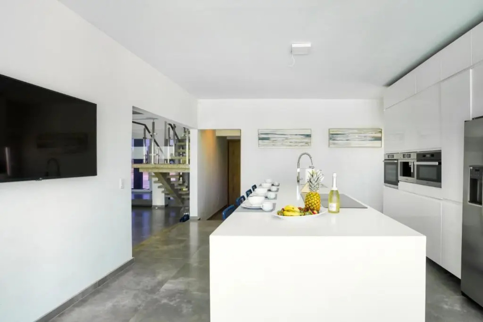 Grand Modern Villa 6-bedroom! Brand New! Heated Jacuzzi!