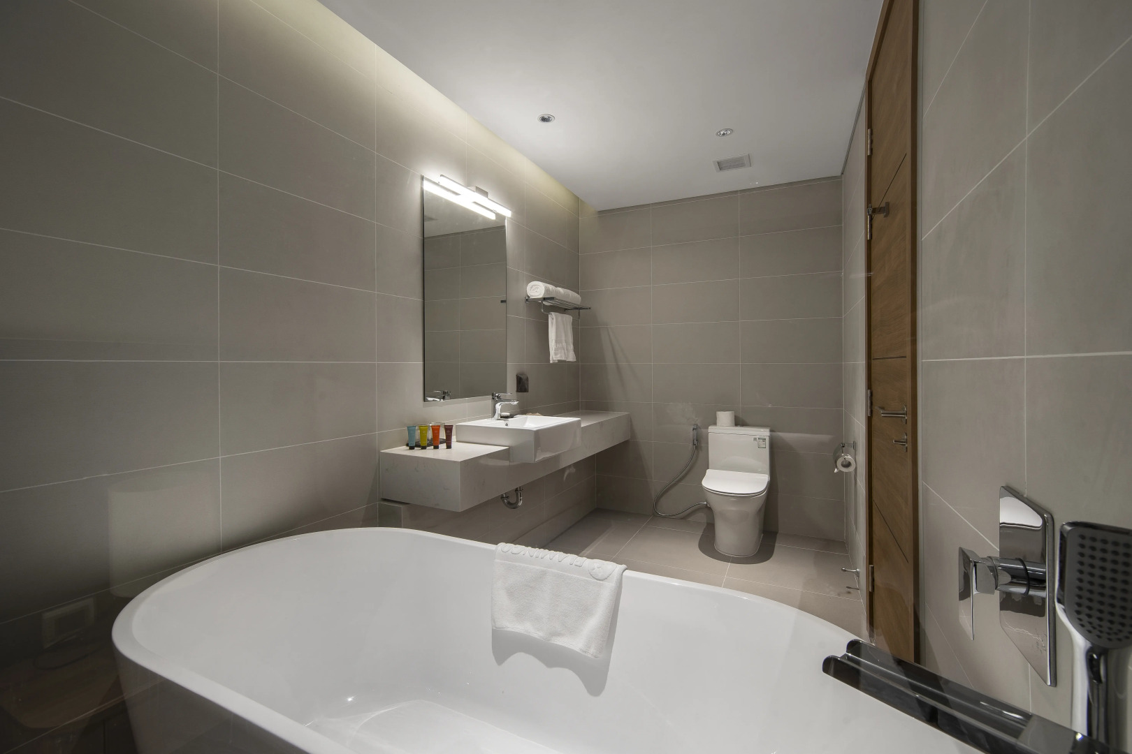 Курортный отель Flamingo Premium Cat Ba Beach Resort