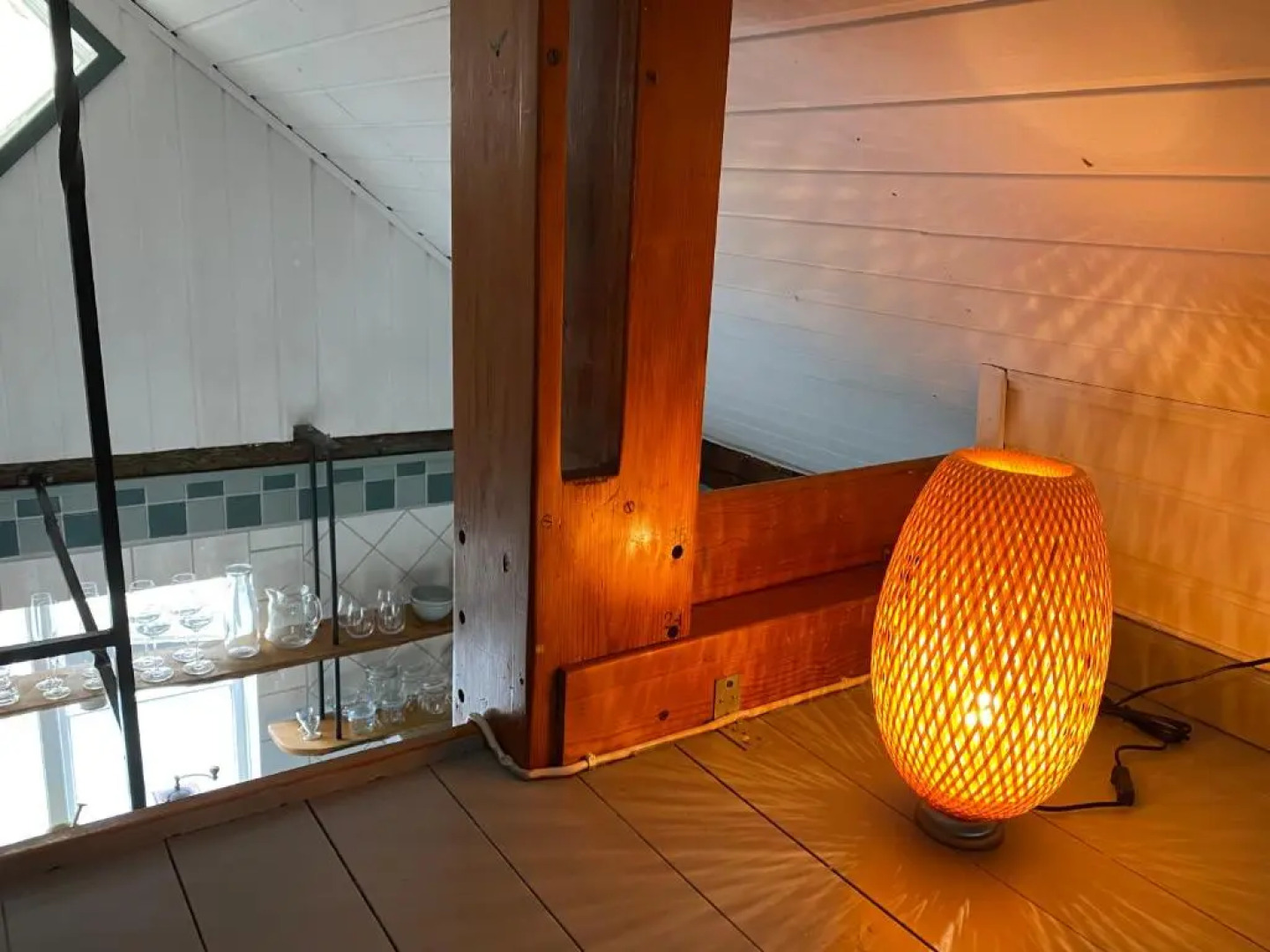 B&B Bland ormbunkar och rosor