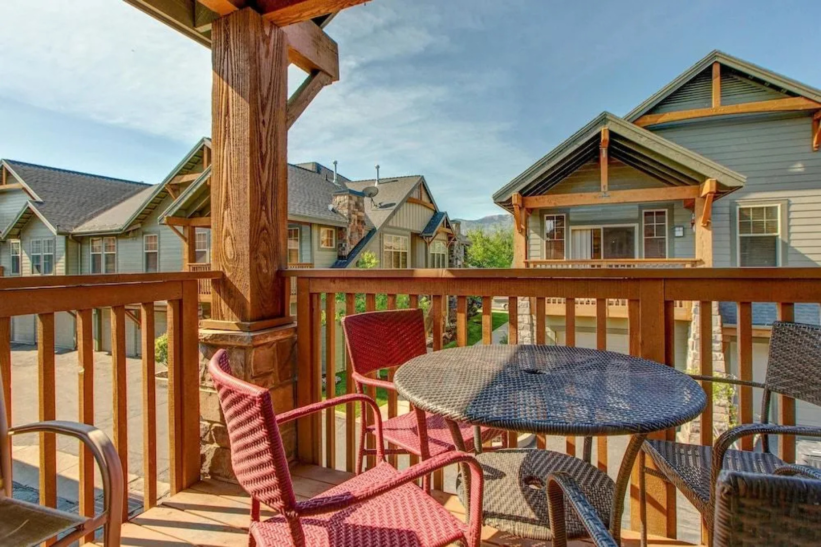 Warm and Spacious Home Base at Redstone by RedAwning