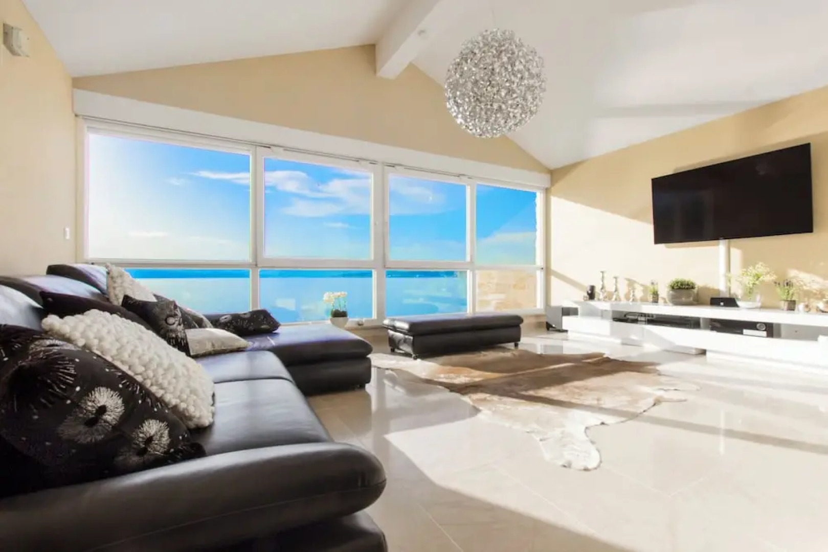 Luxury at Villa Cama - Your Dream Vacation Rental!