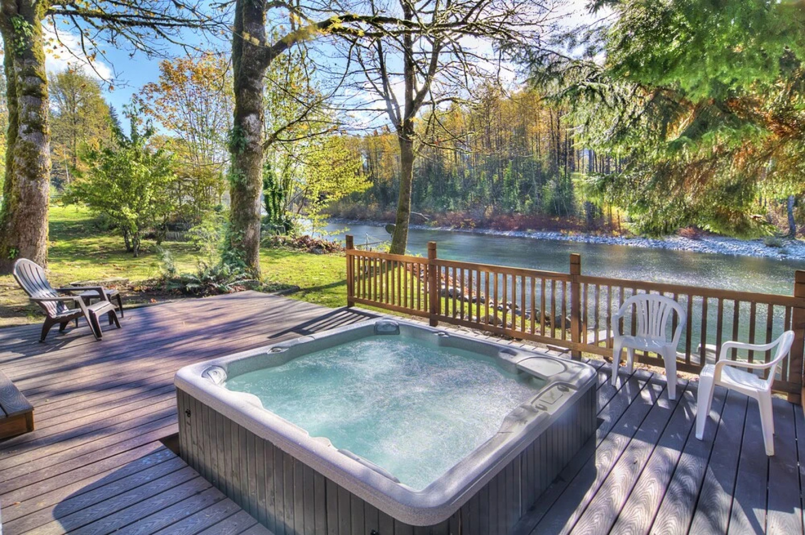 Baring Bend Lodge - Three Bedroom Cabin with Hot Tub