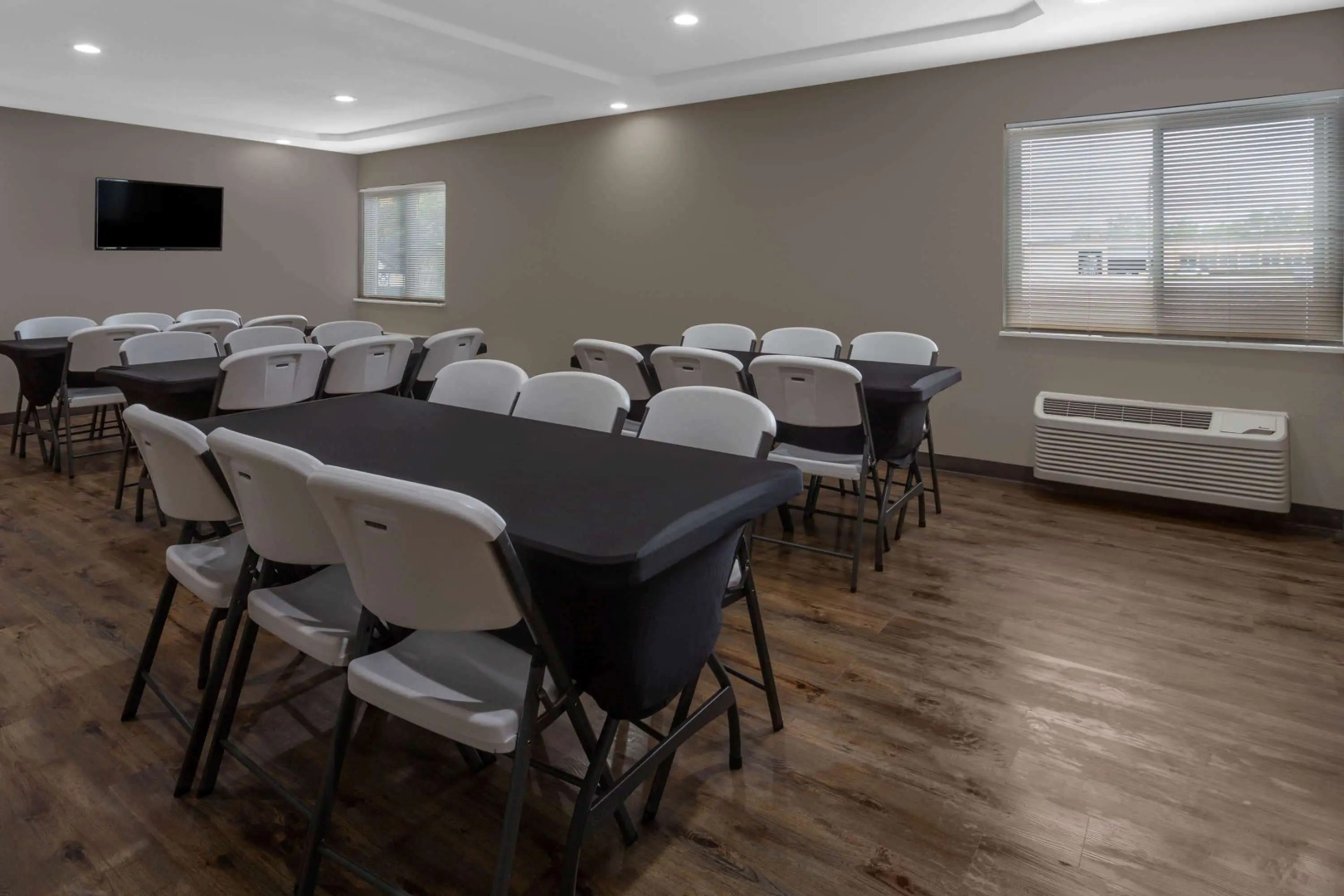 Отель Super 8 by Wyndham South Holland