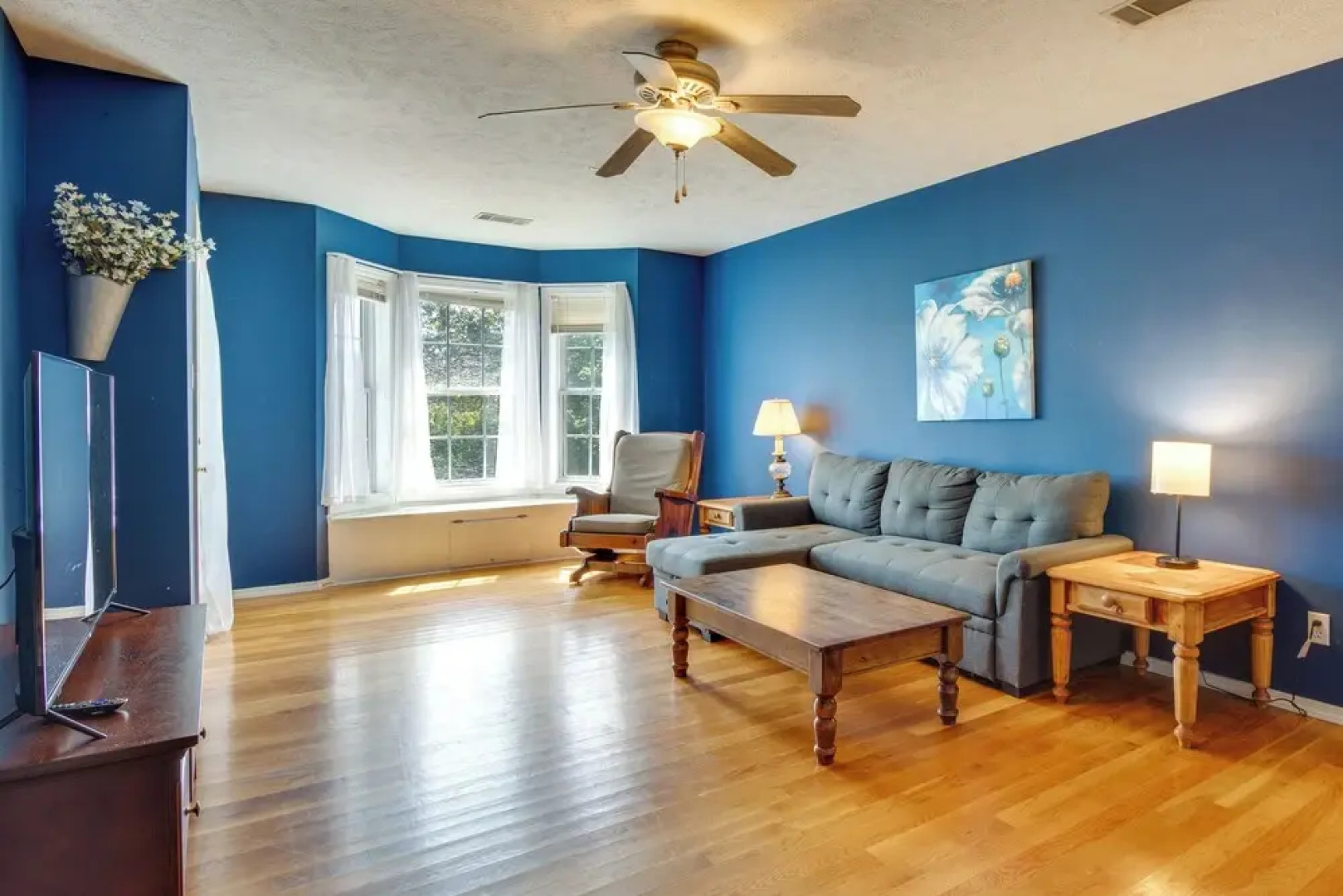 Spacious White Rivers Jewel: Fishing Haven!