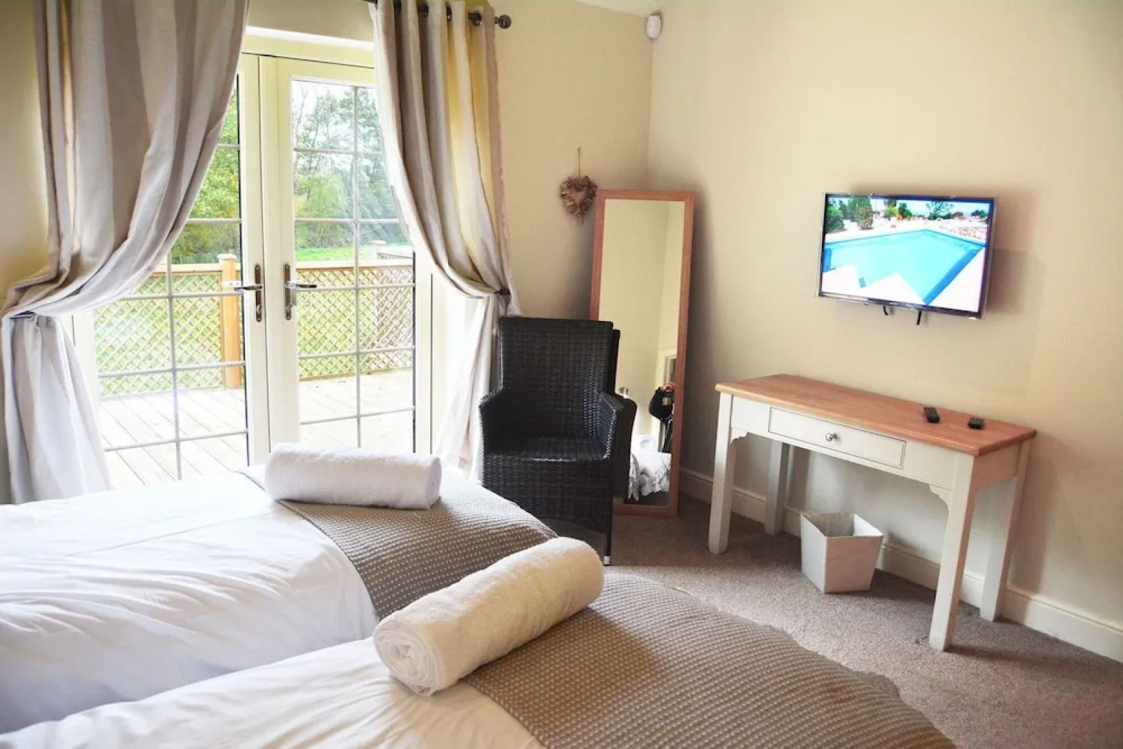 Five-star lodge set in stunning grounds with hot tub and lake views