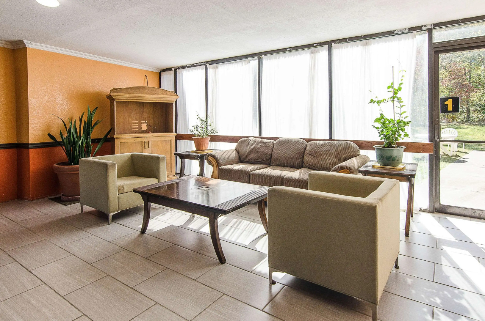 Econo Lodge Inn & Suites Norton