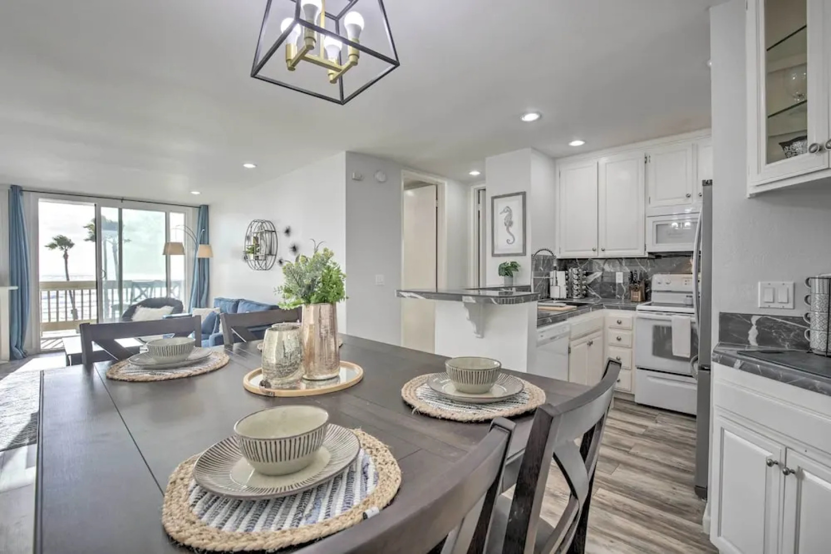 Charming Oceanside Condo w/ Beach & Pool Access!