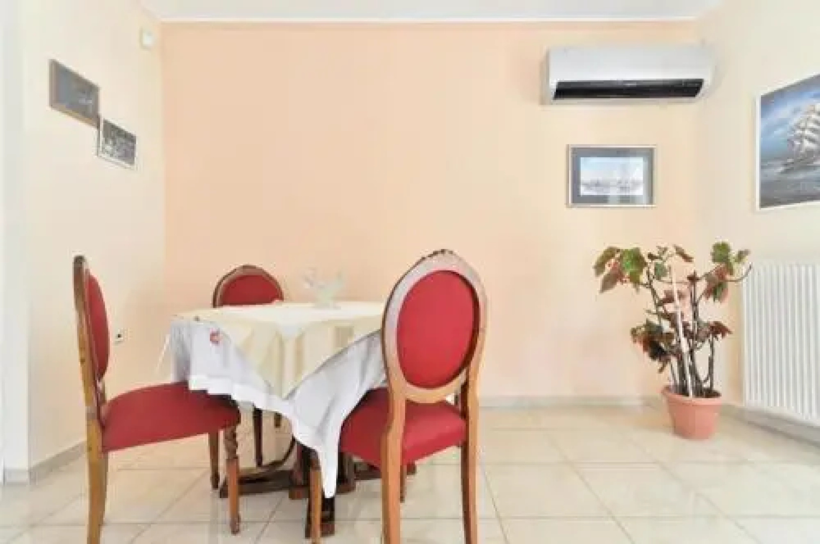 Kosta's Family House