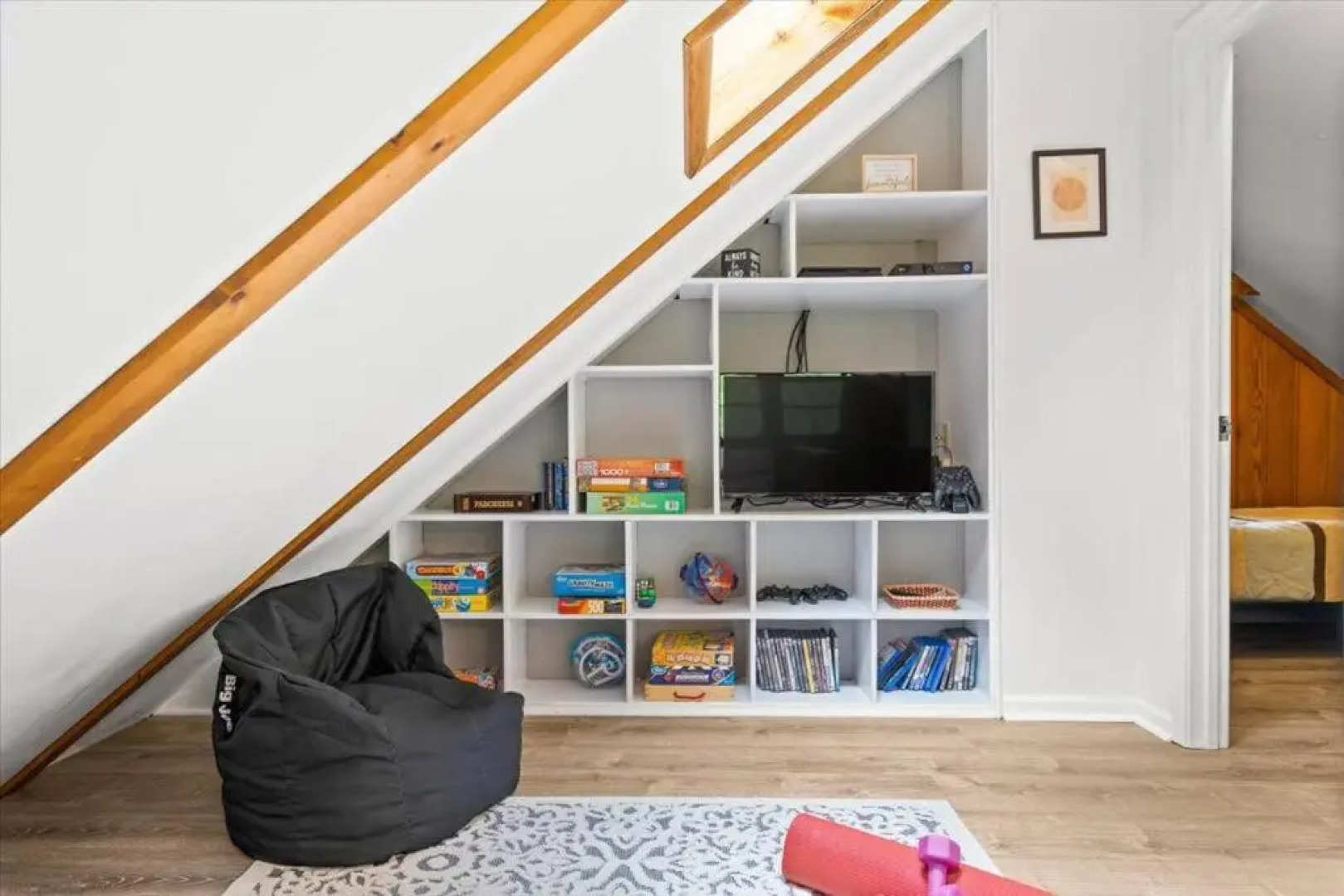 The Gingerbread House: 4 BR chalet, w/ Sunroom/Deck, sleeps 12, modern amenities