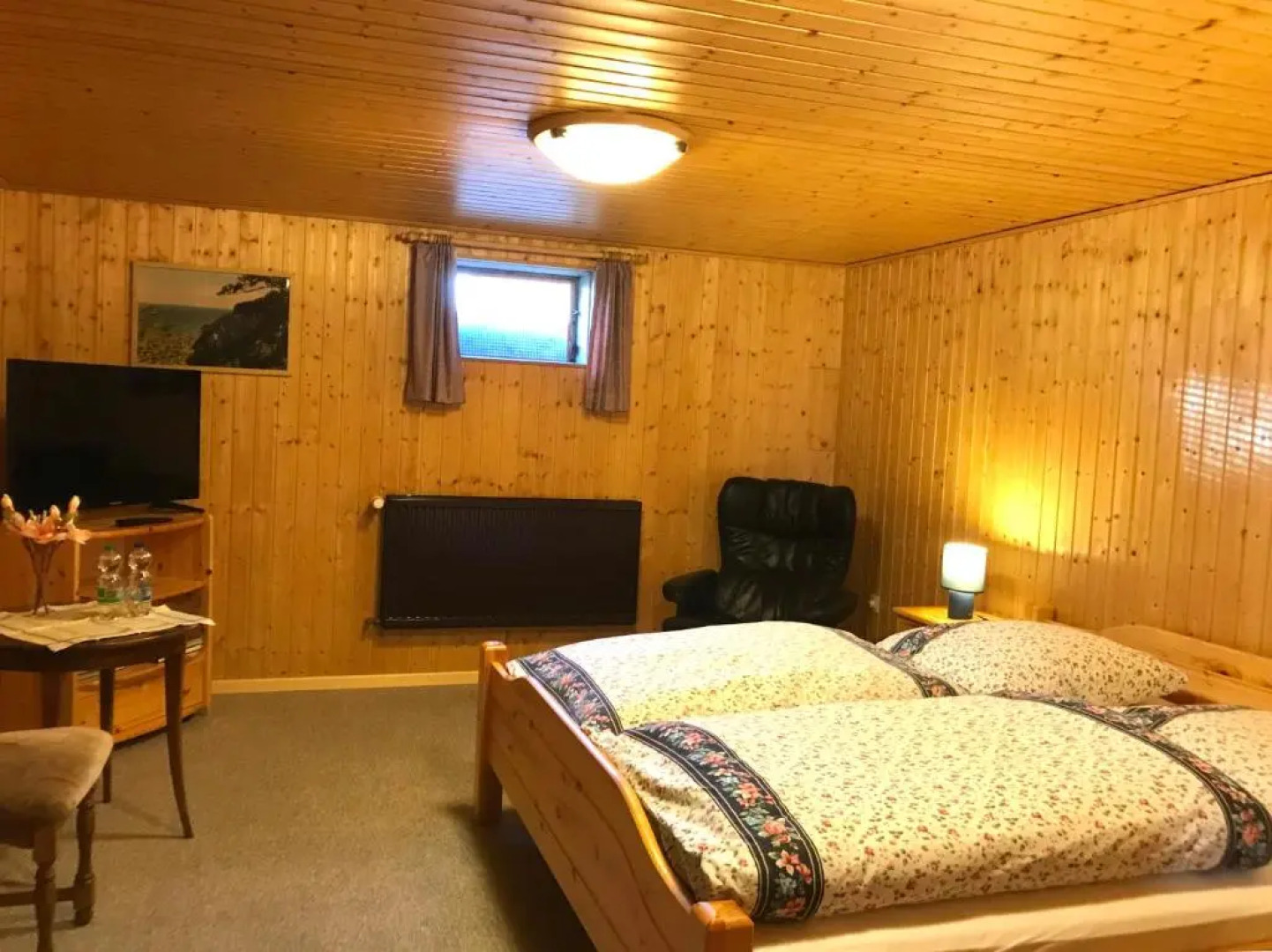 Schönes Kellerzimmer mit Bad