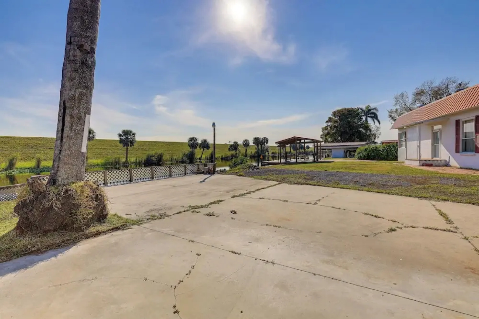 Sun-soaked Okeechobee Retreat w/ Canal Views!