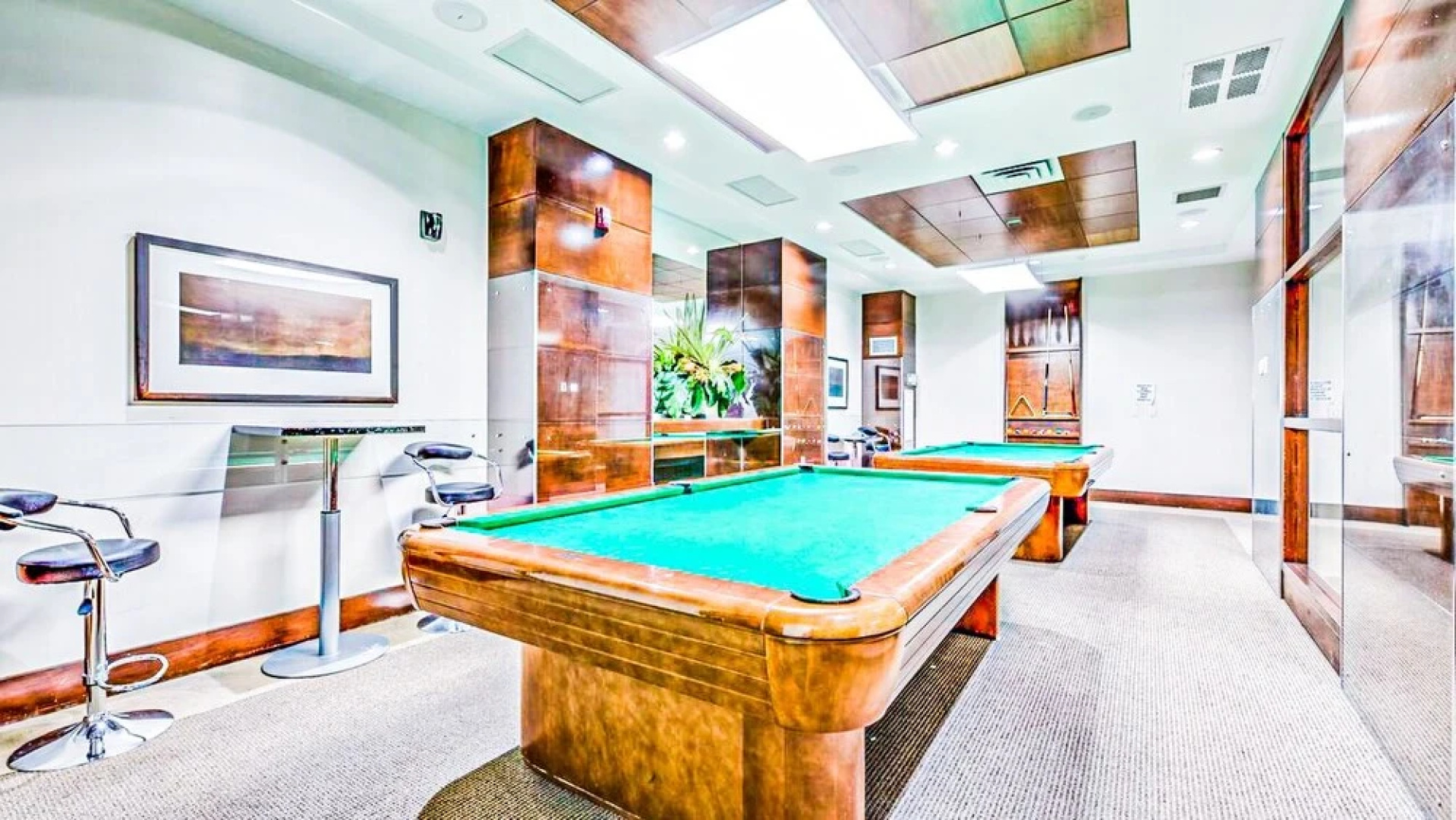 Lake View Luxury Condo by Elite Suites