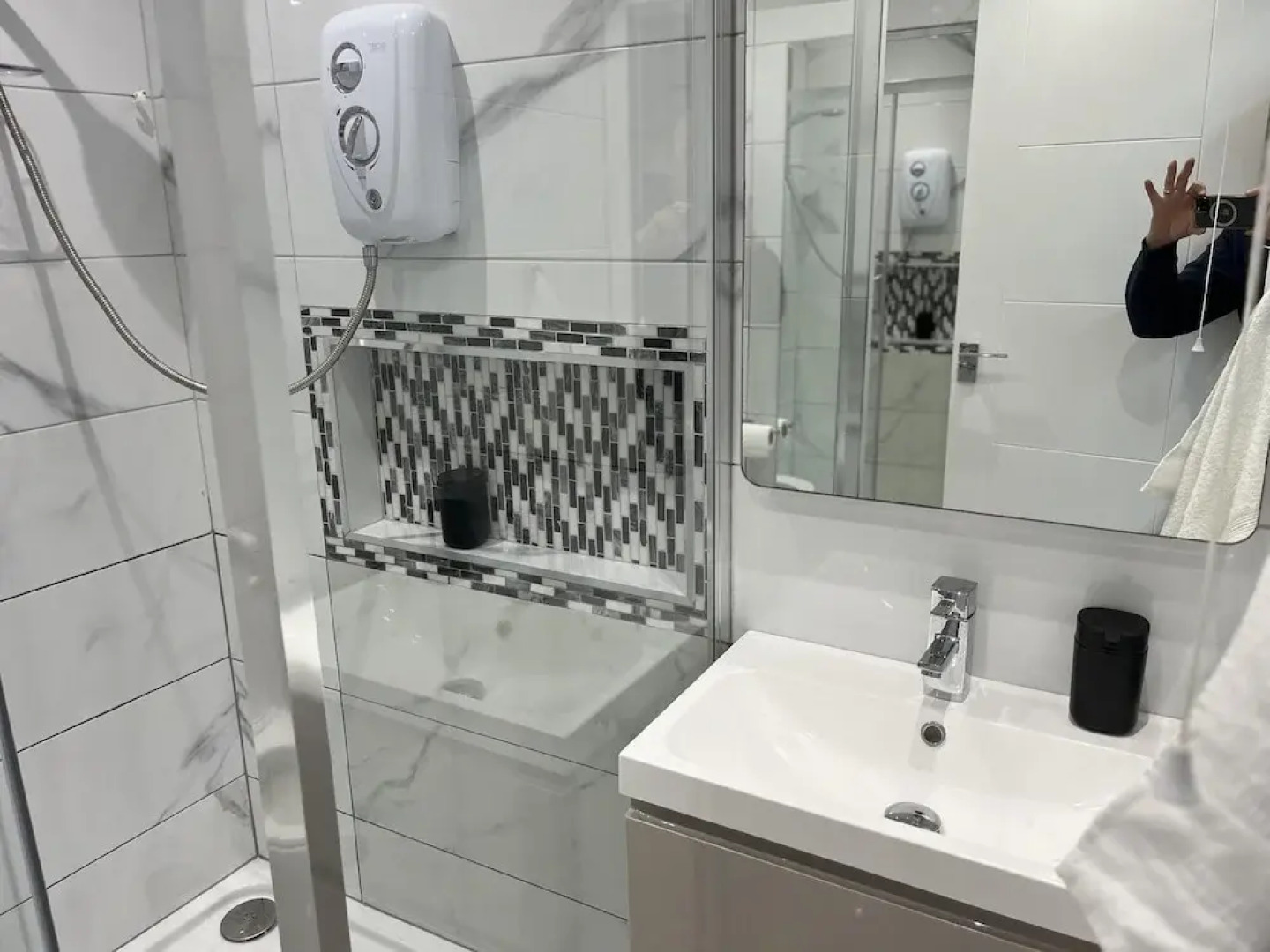 3 Bedrooms - 6 Guests - Fireplace - Near Beach