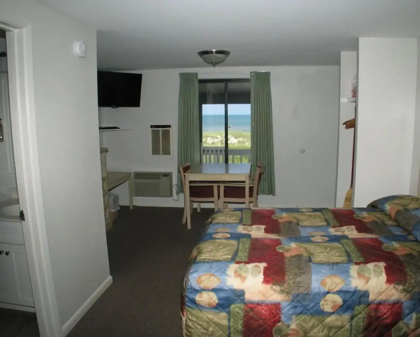 Beach House Inn and Suites