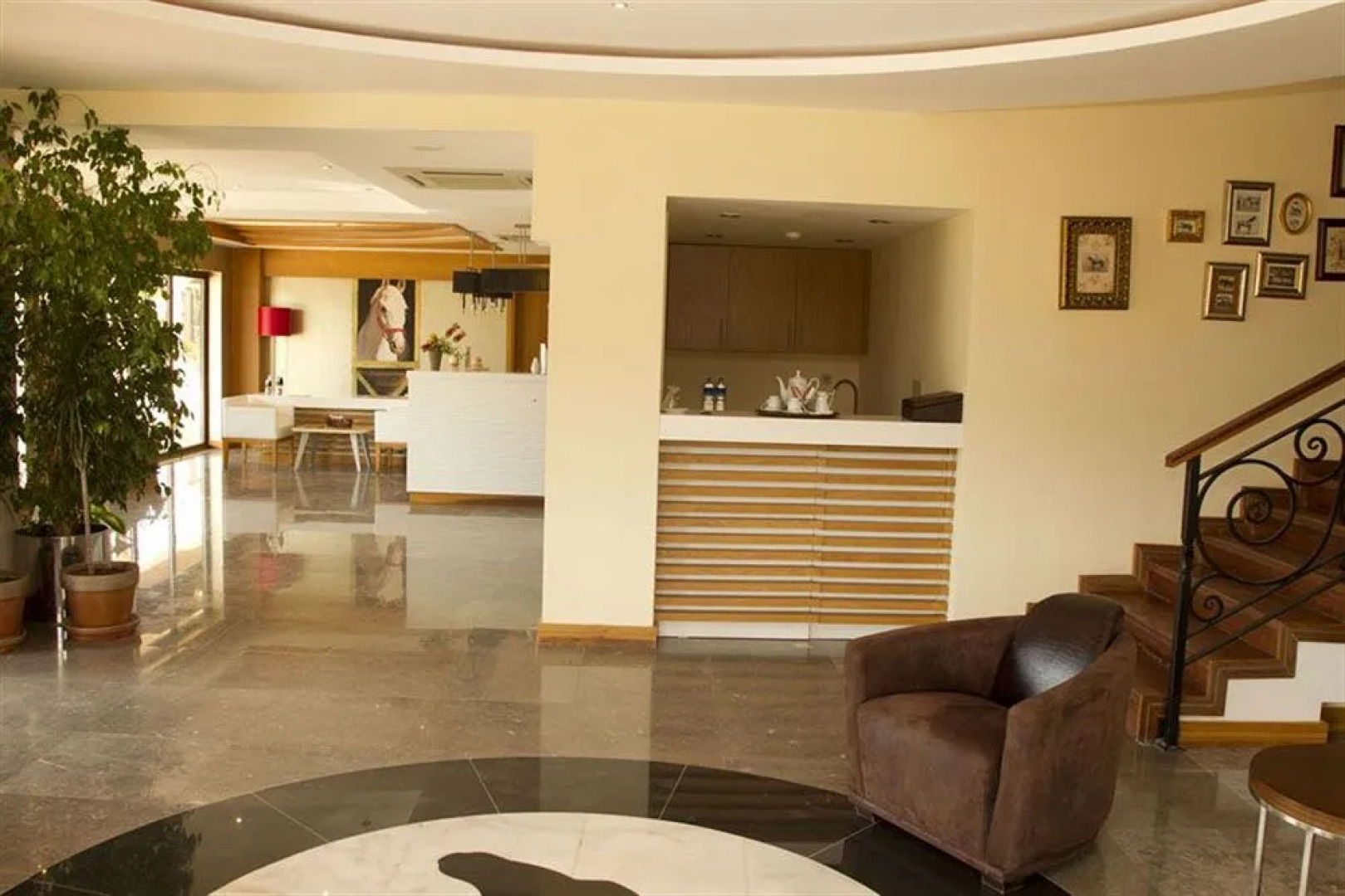 Konvoy Hotel & The Country Club