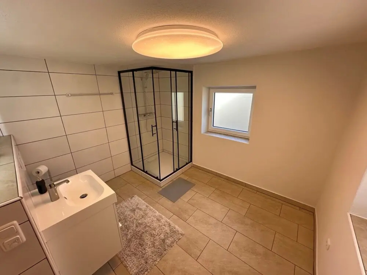 Freistehendes Haus mit Ofen, Terrasse und Garten