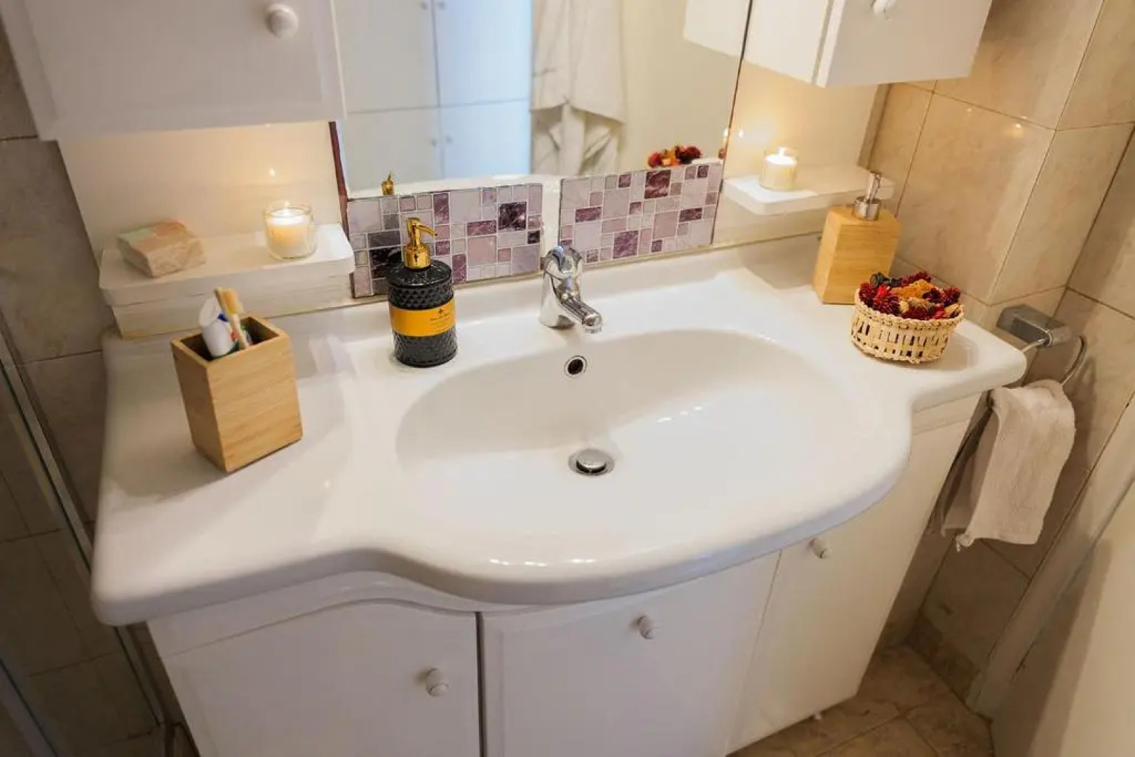 Lovely 1-bdrm condo, balconies 5 min walk to beach