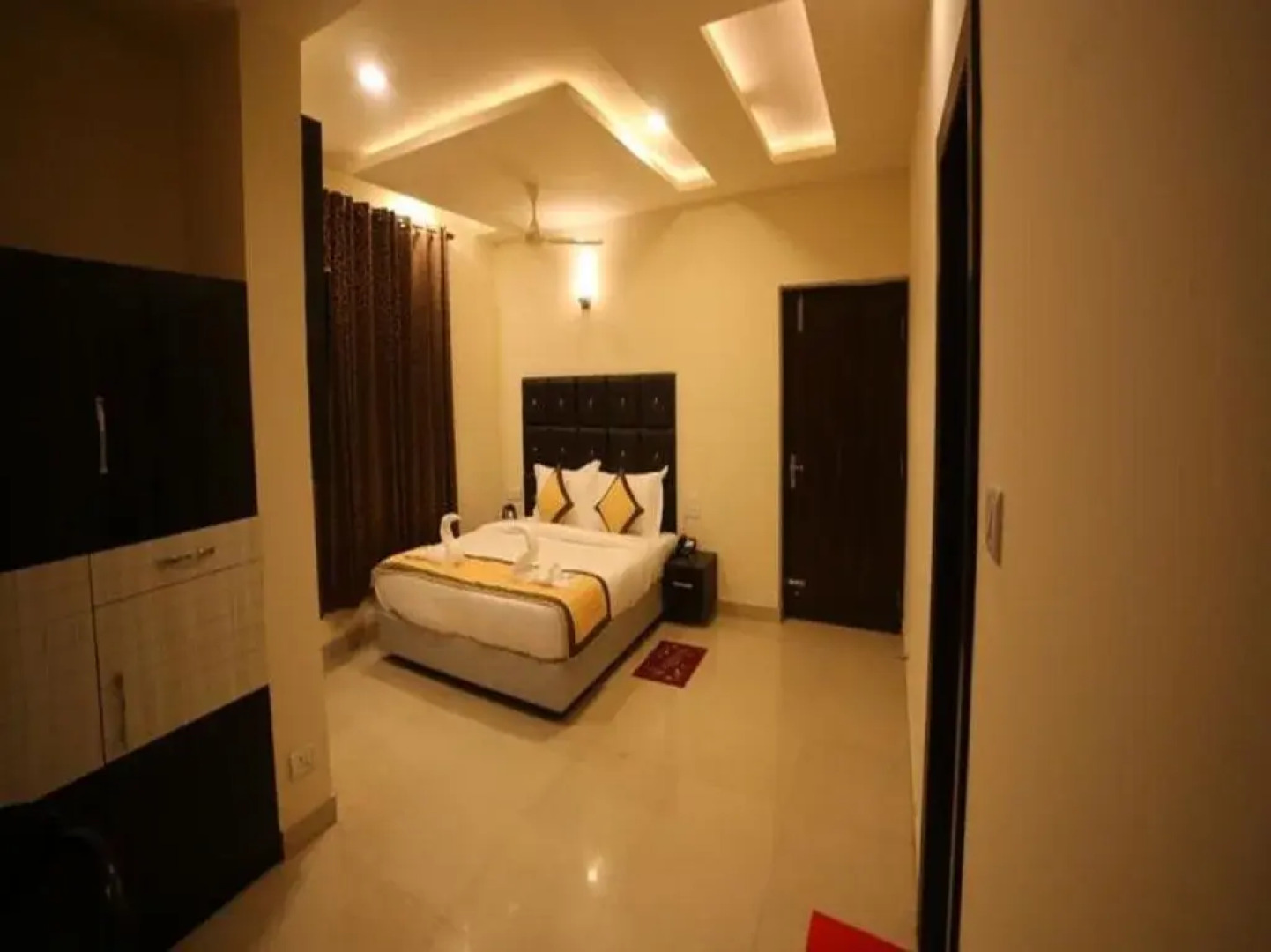 Royal Rosette Lake View Boutique Hotel