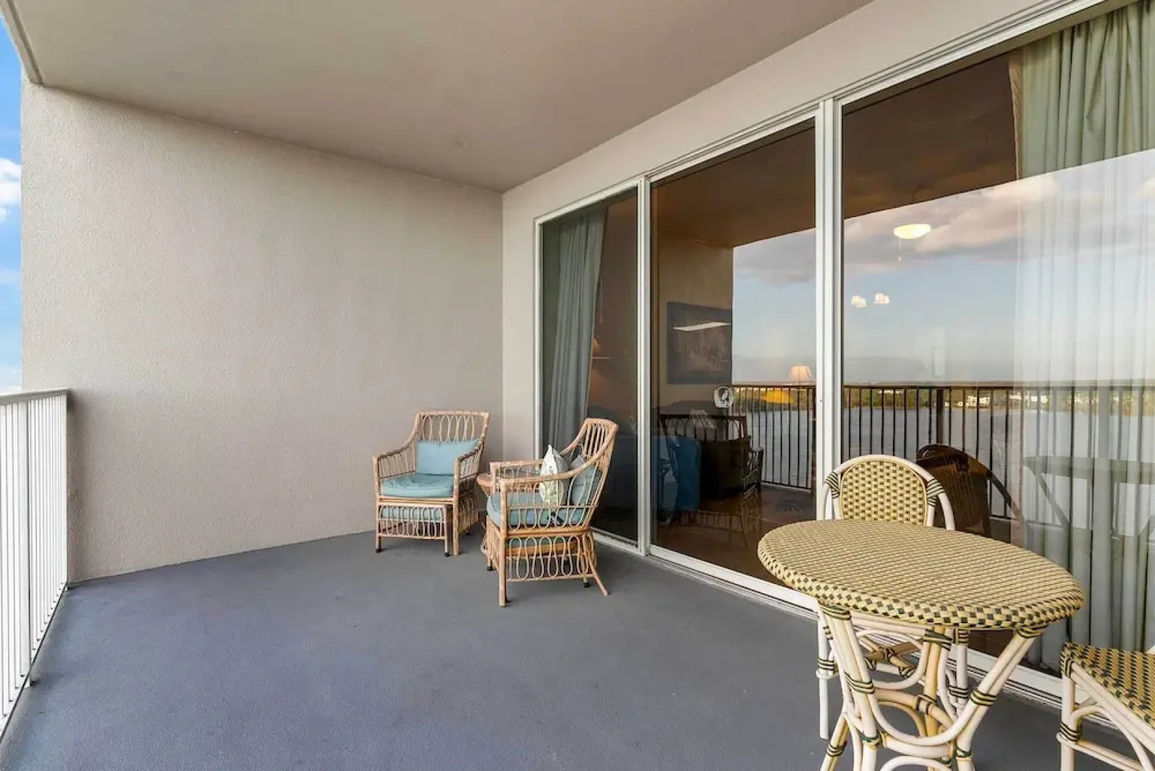 Luxury Condo w/ Huge Private Balcony on Lake Bryan