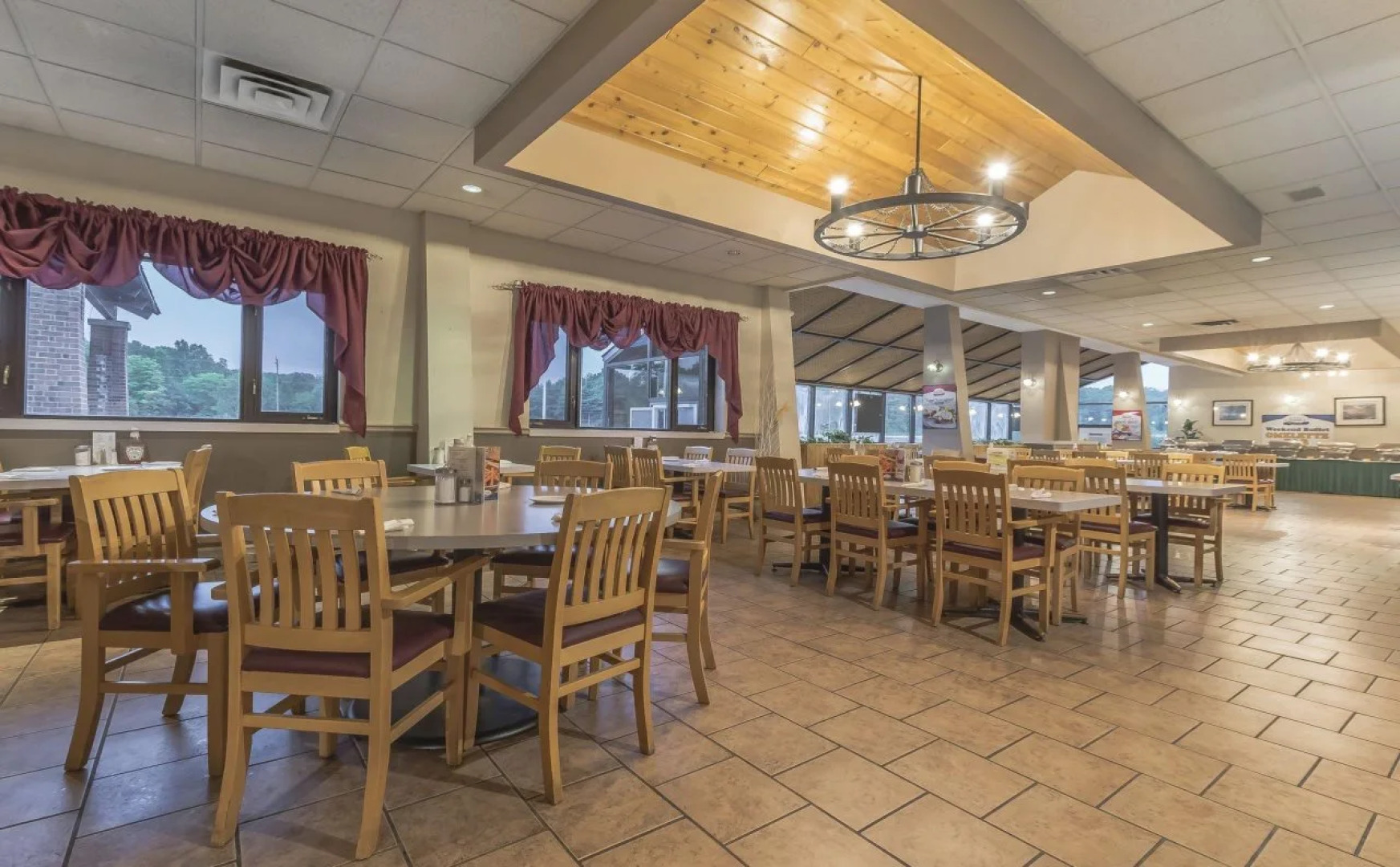 Jolly Roger Inn & Resort