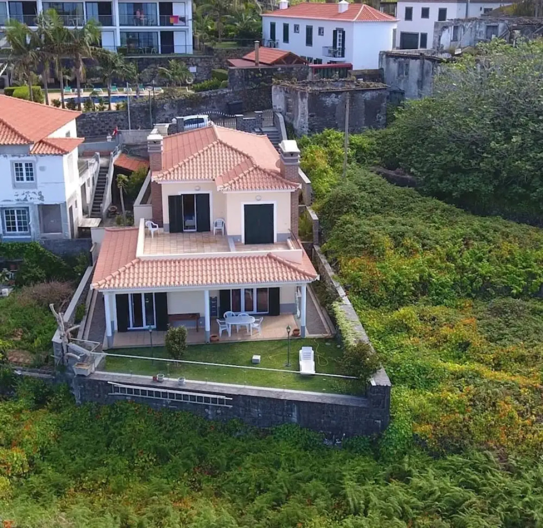 P Delgada 3-bed House, Sleeps 6, Parking & Seaview