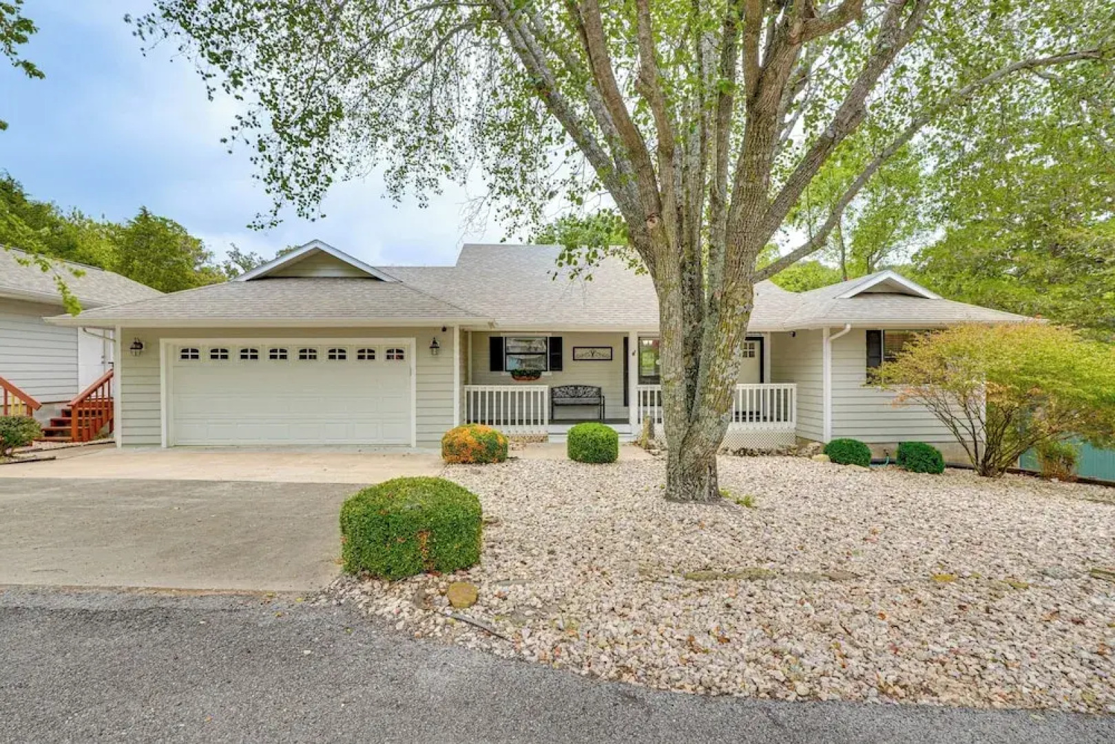 Near Dtwn Eureka Springs: Holiday Island Home!