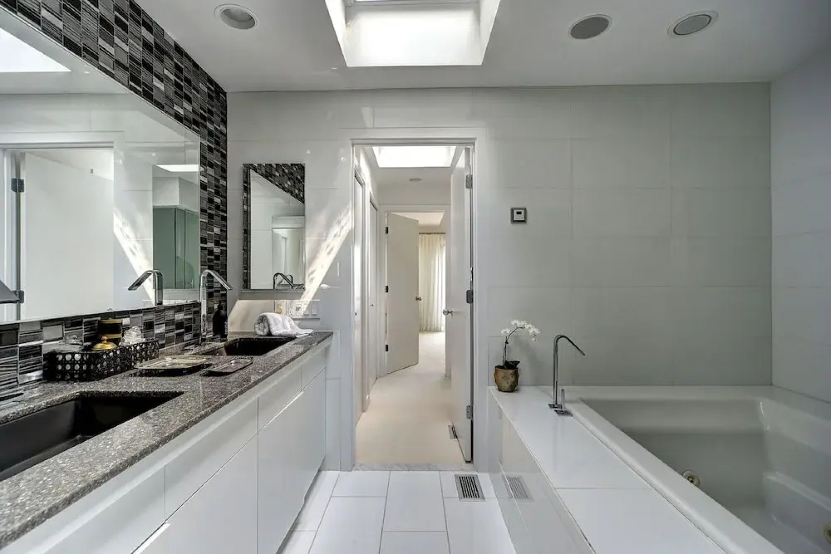 Sunset Villa by Rove Beachfront w Deck Pool