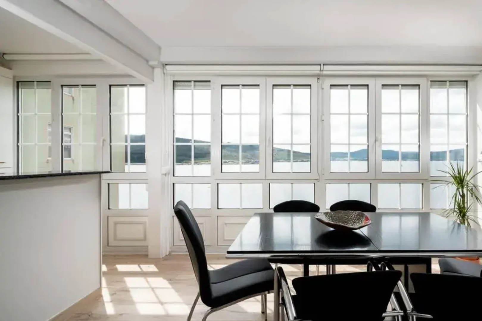 casa en corme encima del mar