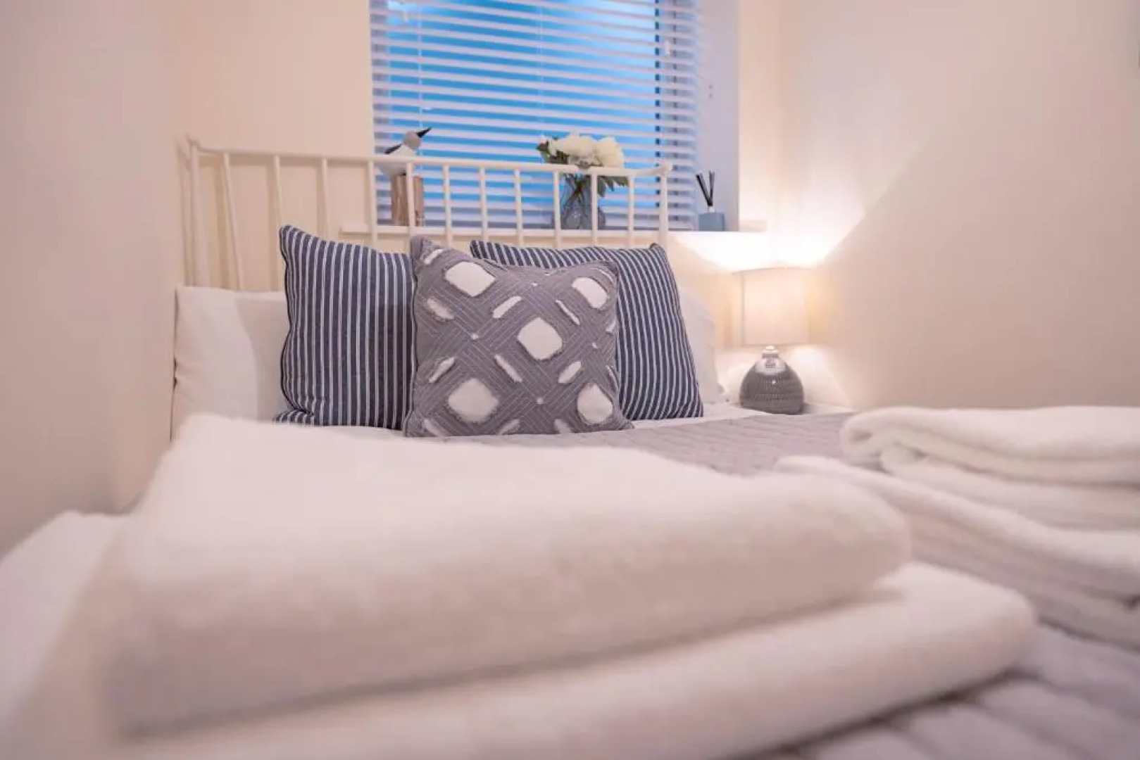 Stylish Brixham Apartment - Newly decorated - Free on street parking