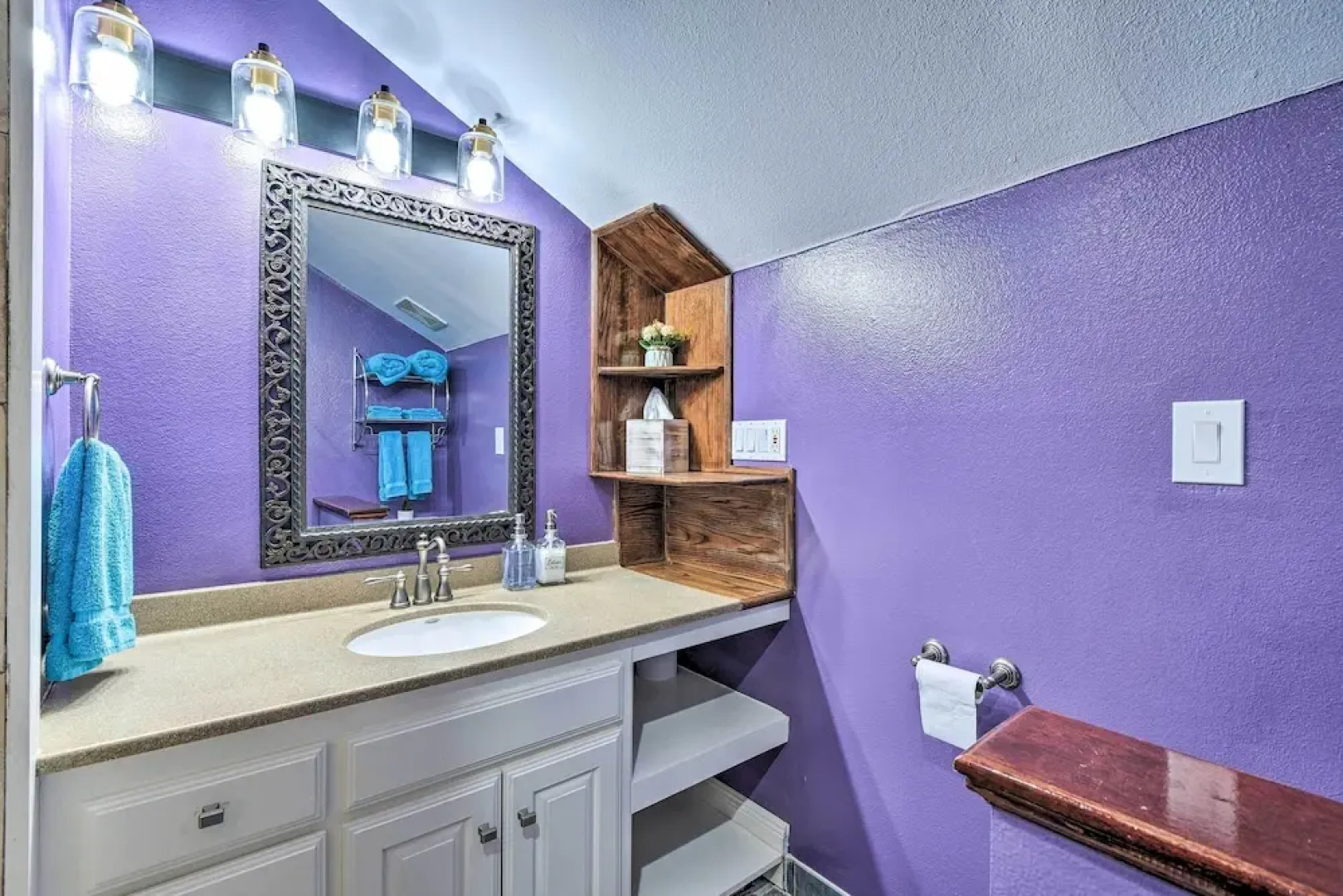 Private Pool: Spacious & Vibrant Argyle Villa!