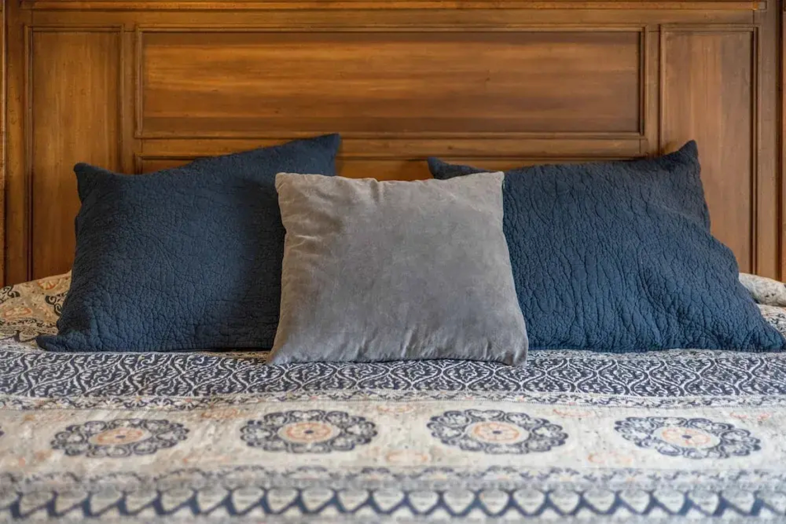 Westside Mountain View 2 Bedroom Home by RedAwning