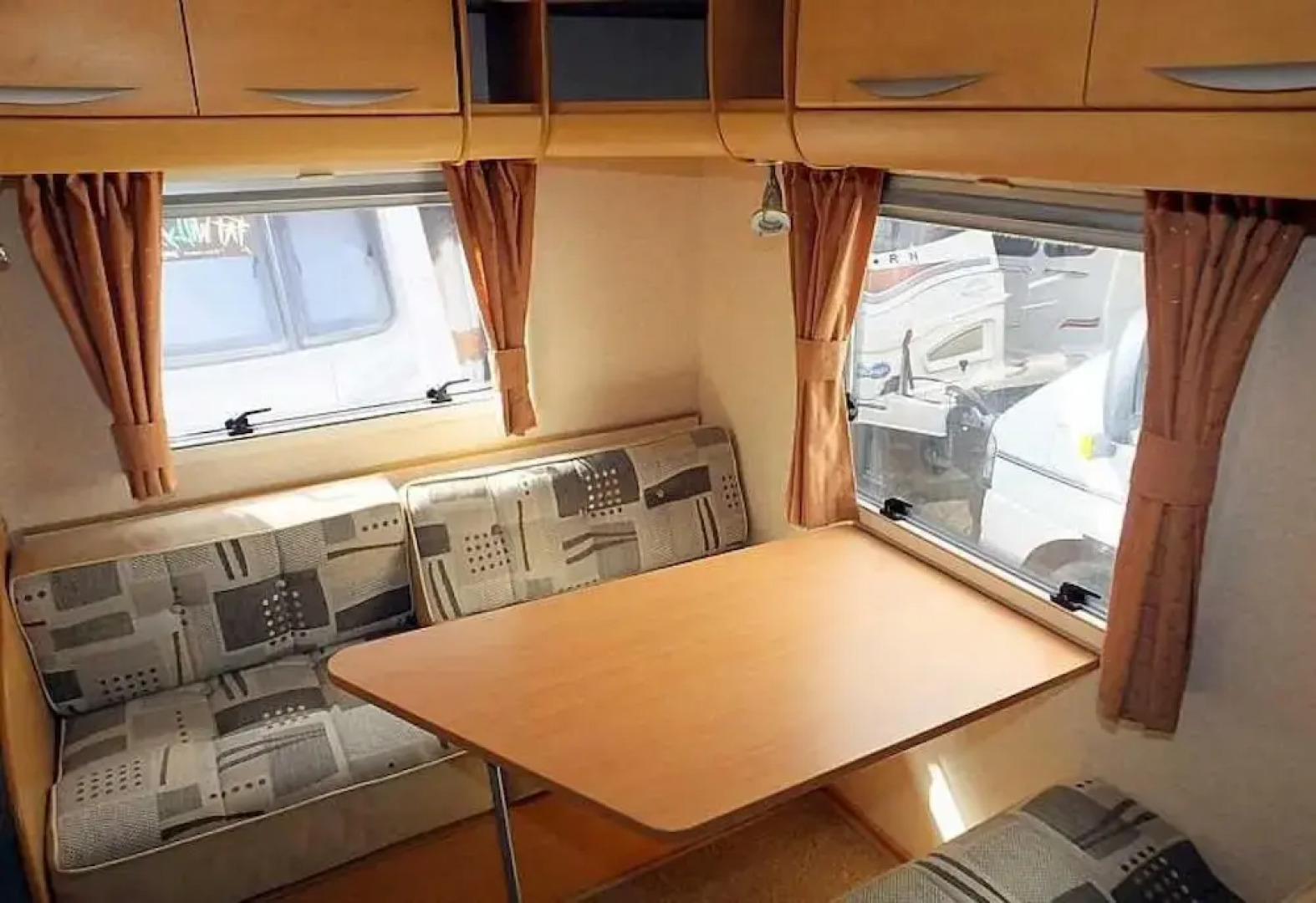 Stayzo Modern Caravan on a Family Friendly Site - With Free Wi-fi in the Chiltern Hills