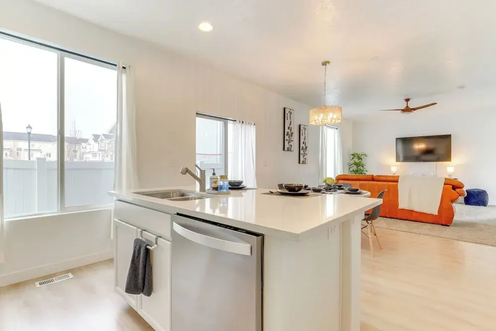 4 Mi to Zions Bank Stadium: Sleek Herriman Retreat