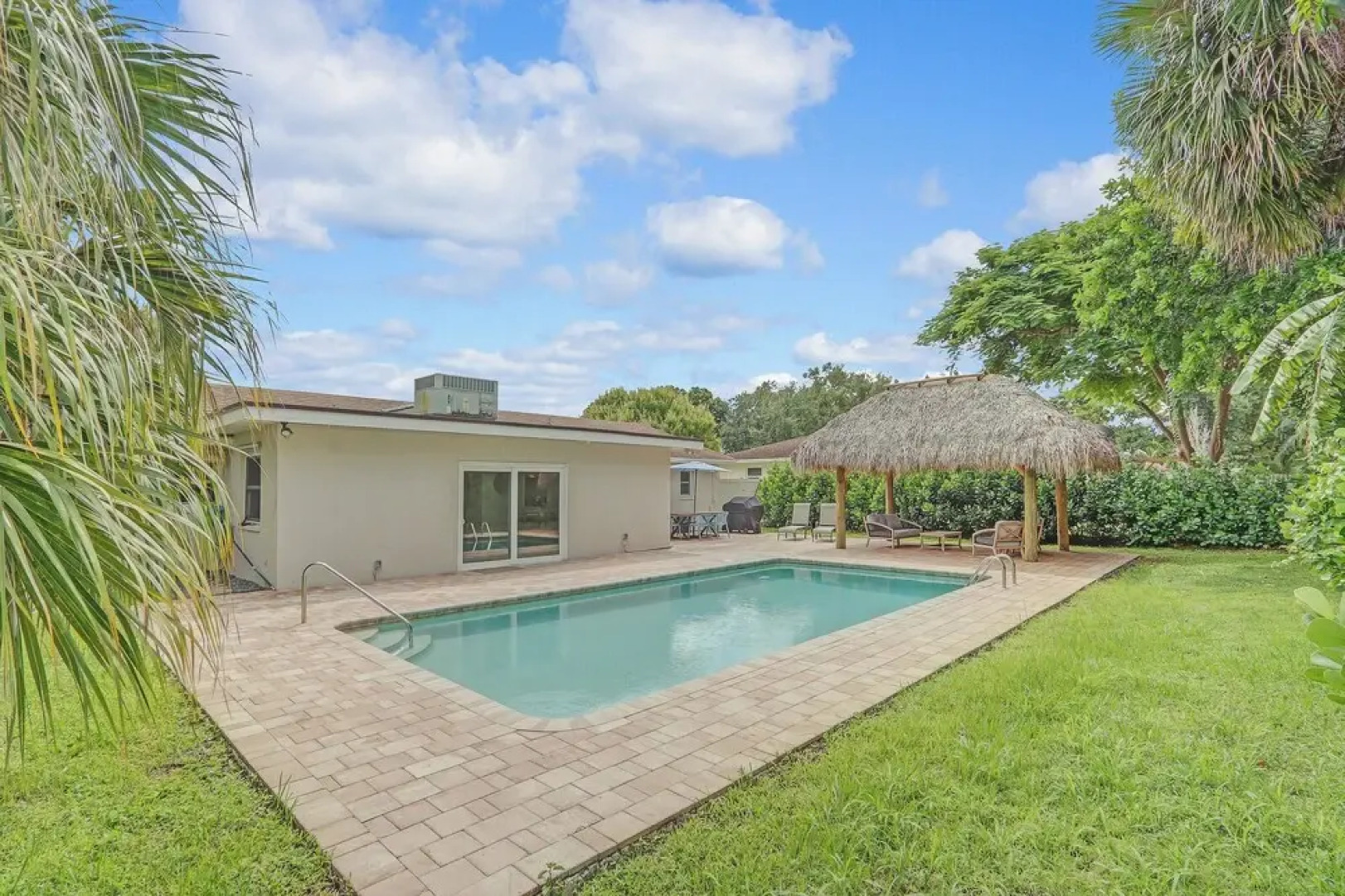 Private Pool + Bar: Palm Beach Gardens Getaway