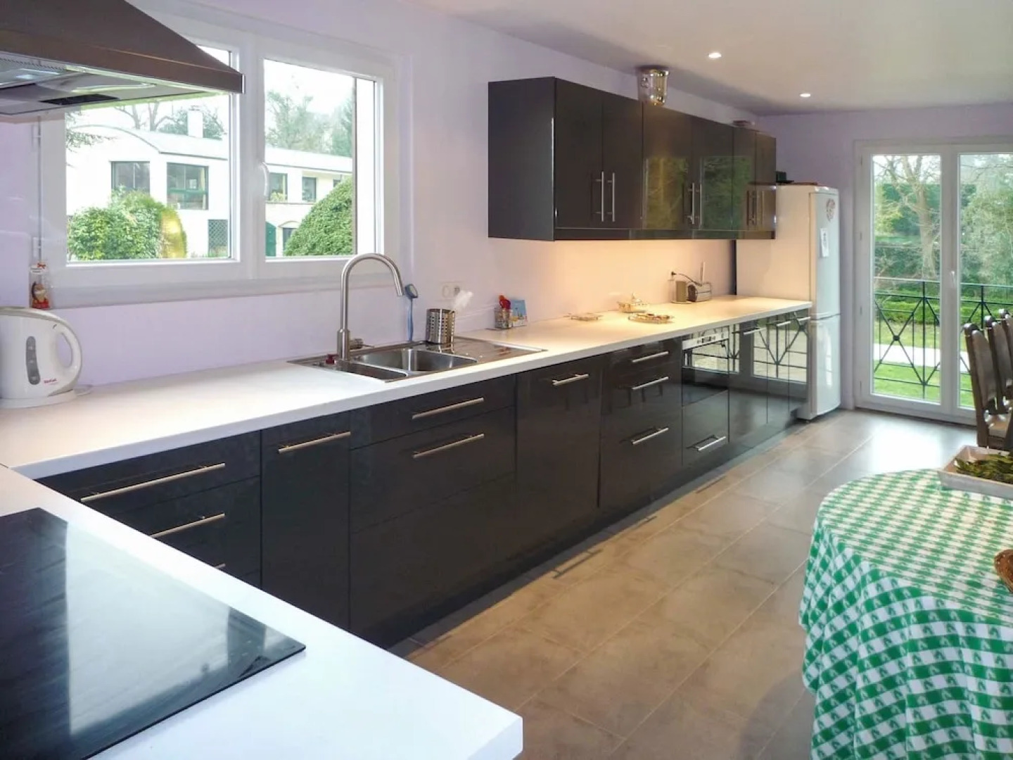 Beautiful Poissy Family Home With 5 Bedrooms, Large Garden and own Pon