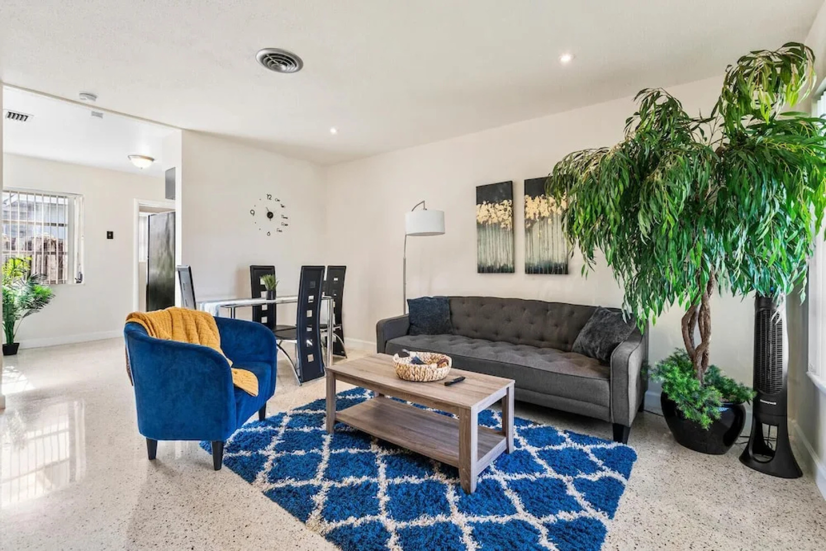 King /Queen Bed Mins from beach. Perfect get-away!