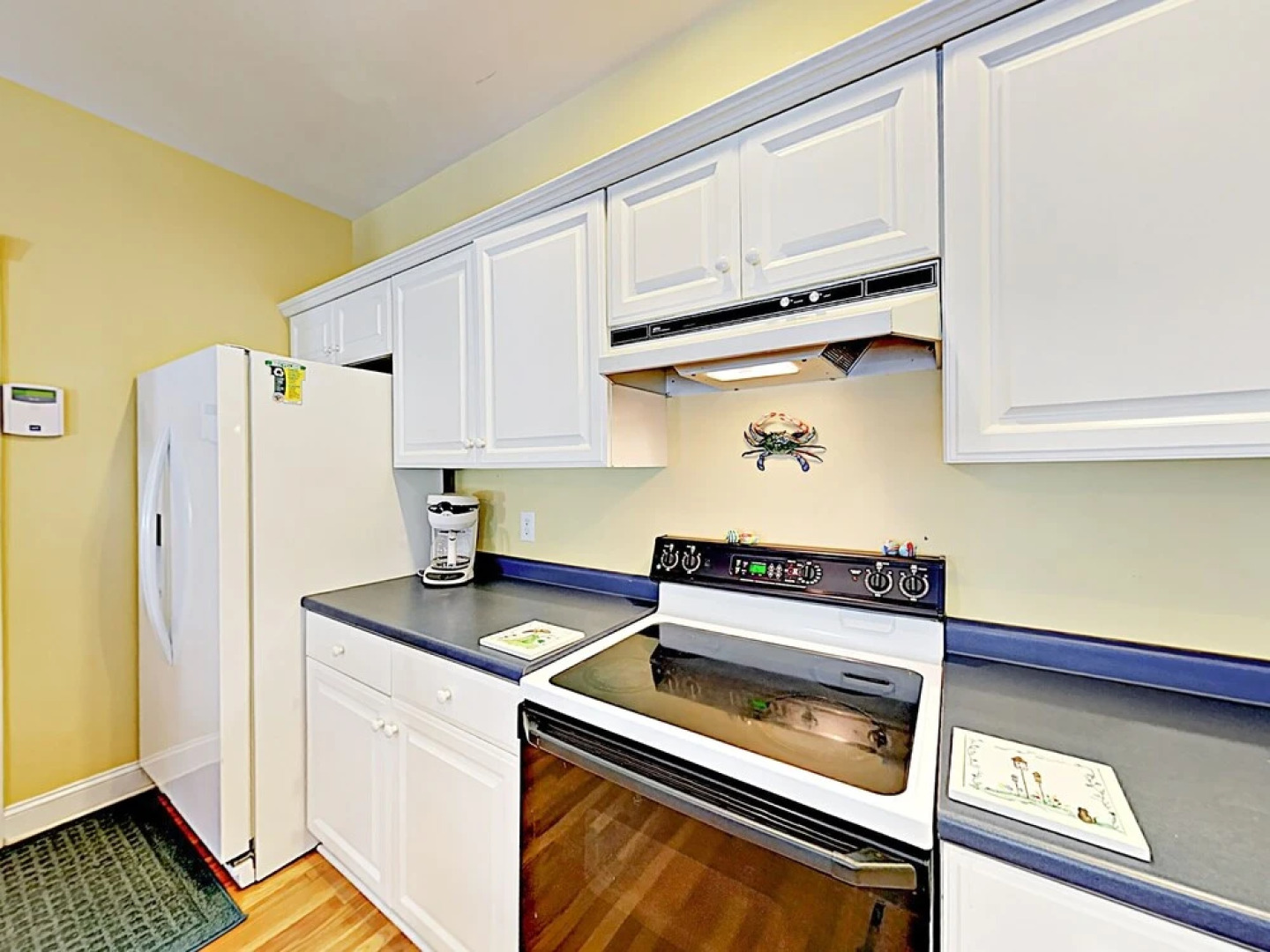 Large Family W/ Outdoor Dining, Walk To Beach 5 Bedroom Home