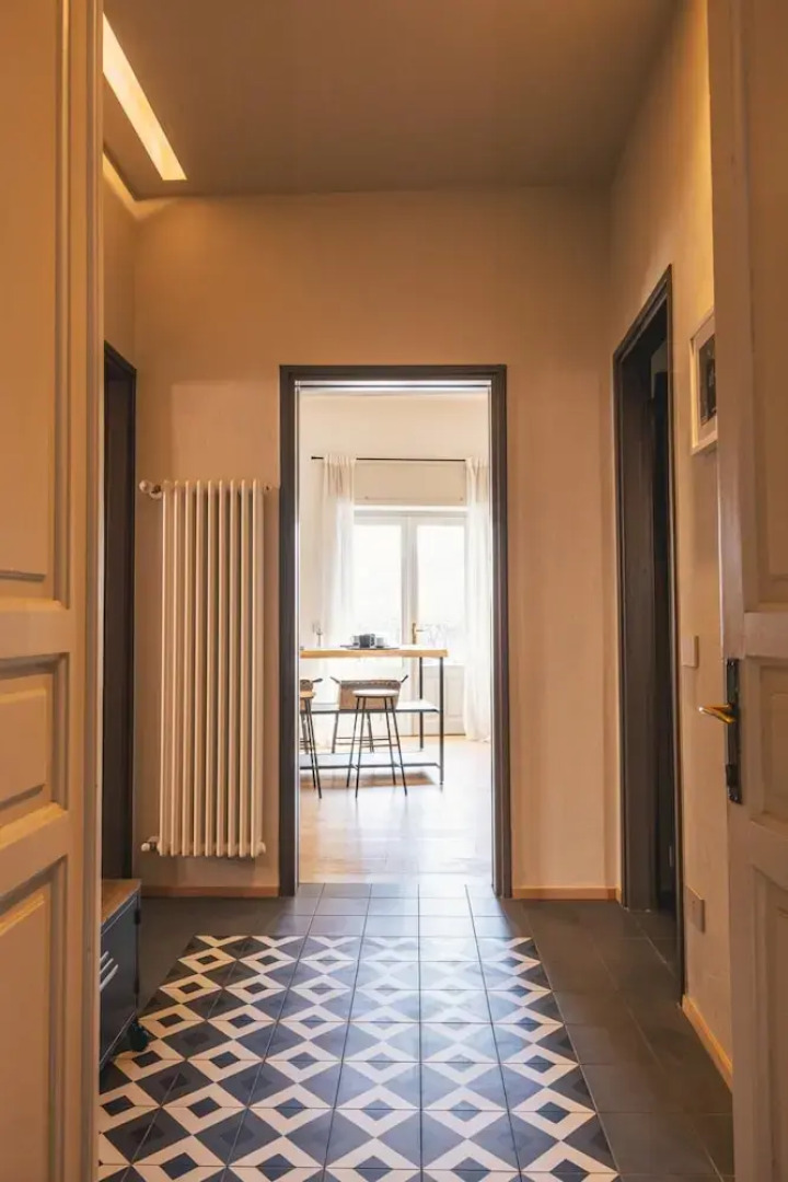 Elide B Tastefully Furnished Apartment Lakefront