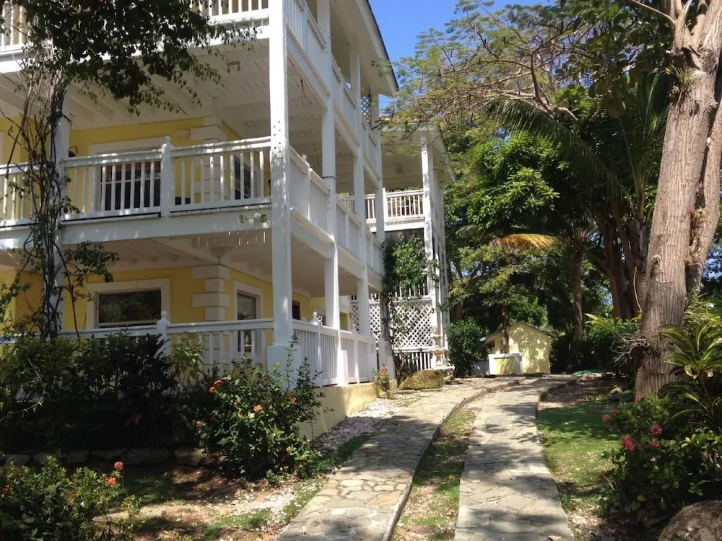 Beautiful Apartment with Golf Cart