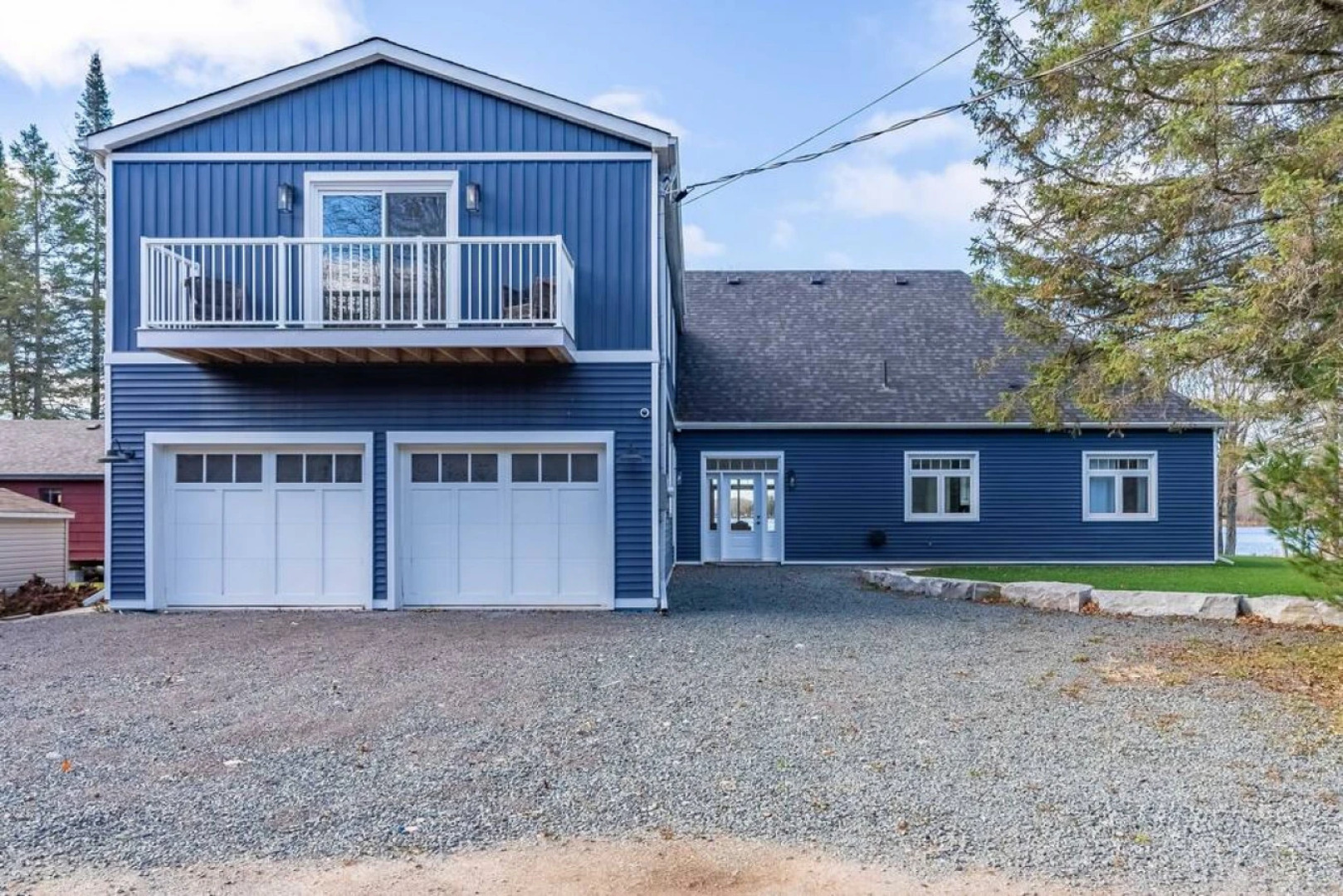 Luxury Cottage overlooking Wollaston Lake-Hot tub