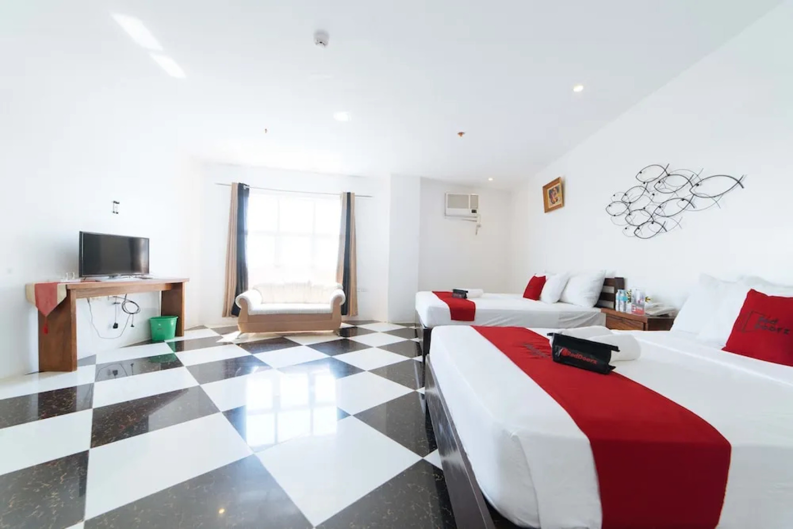 Mercedes Hotel by RedDoorz