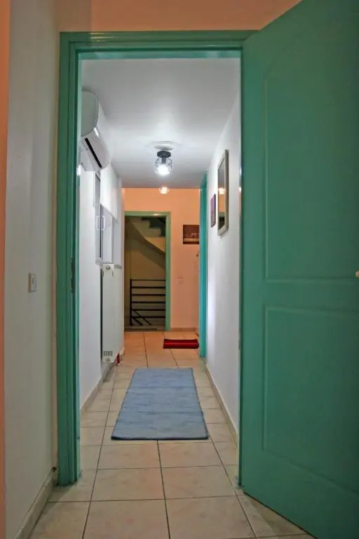 Ρήγας: Όμορφα στο Μεσολόγγι, Διαμέρισμα Β2