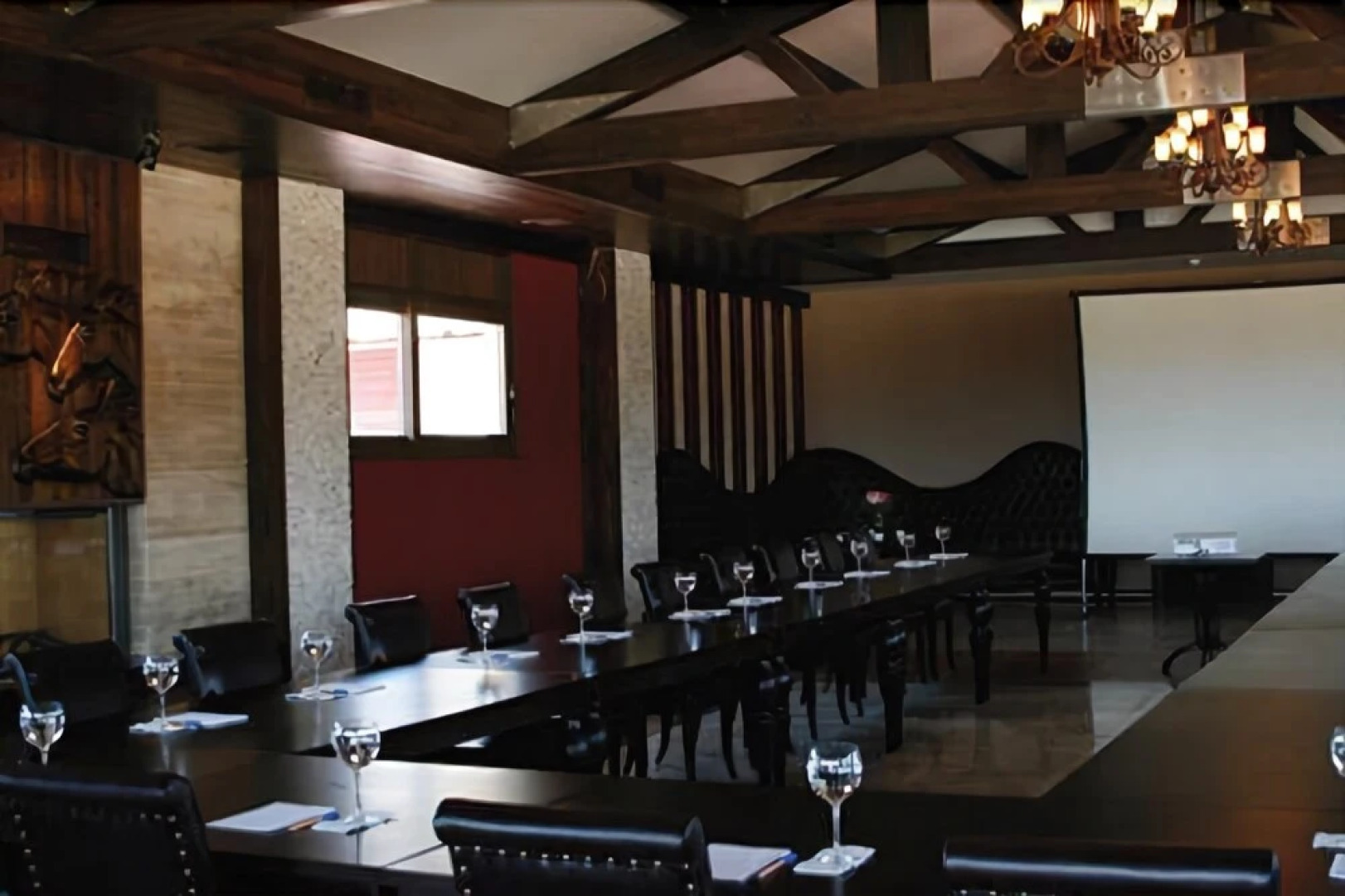 Konvoy Hotel & The Country Club