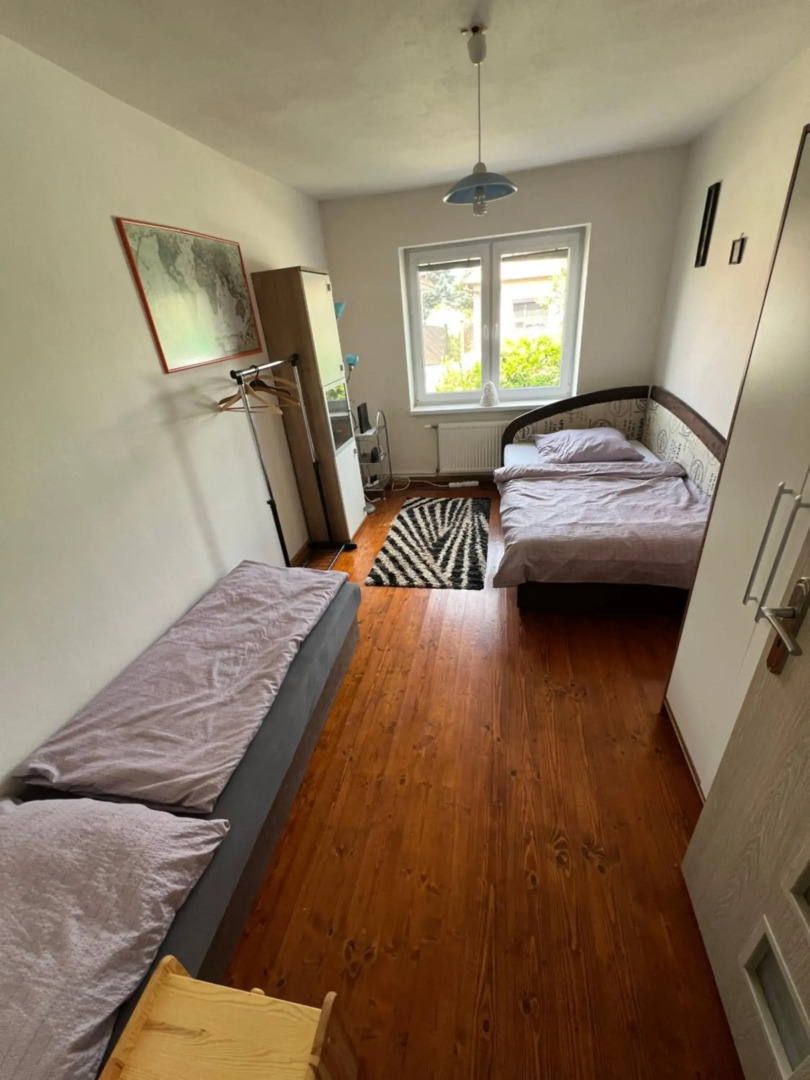 Priestranný dom v tichej časti mesta Levice.